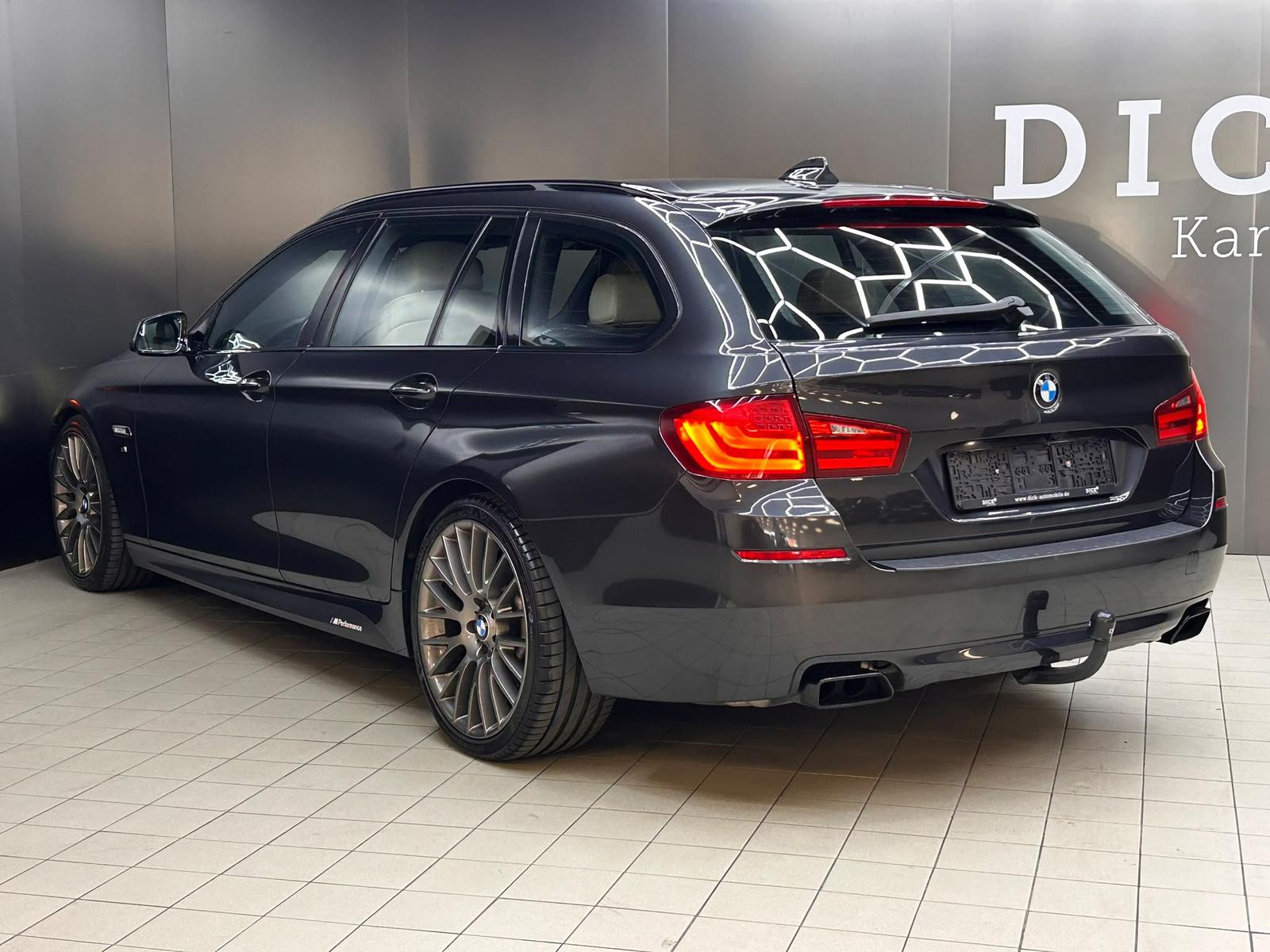 BMW 550i Touring | 408 ch | BVA | Affichage tête haute | Chauffage auxiliaire | Sièges chauffants avant/arrière | Soft Close | Attelage fixe