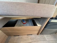 BUERSTNER Premio Plus 410TS-Hubbett-Dachklima-Mover-Markis