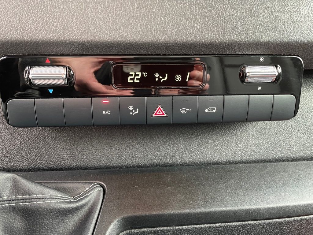 Fahrzeugabbildung Mercedes-Benz Sprinter 215 CDI Pritsche Kompakt AHK, Klima
