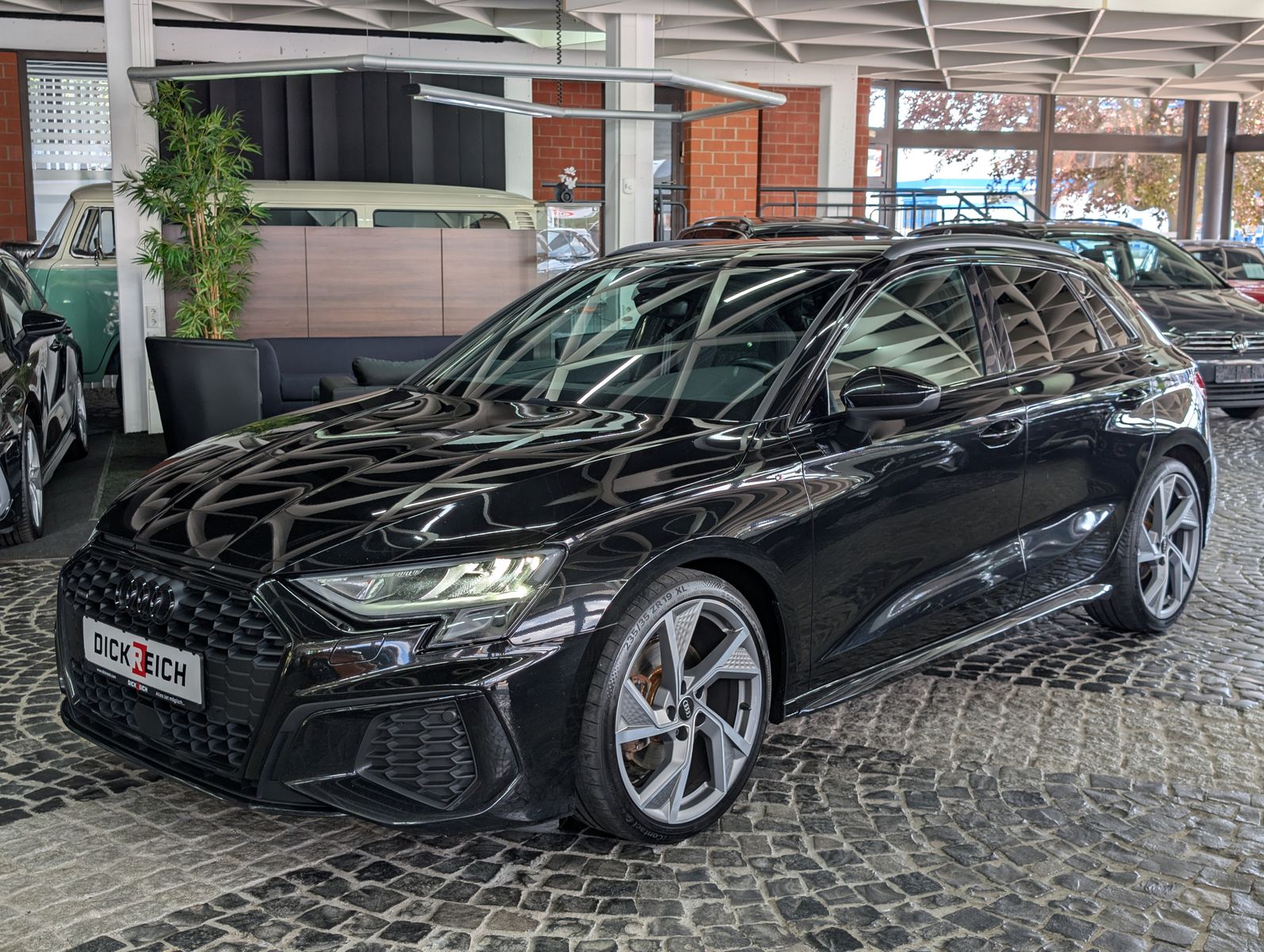Fahrzeugabbildung Audi A3 40TDI quattro 3xS-line BLACK AHK ALCANTARA 19