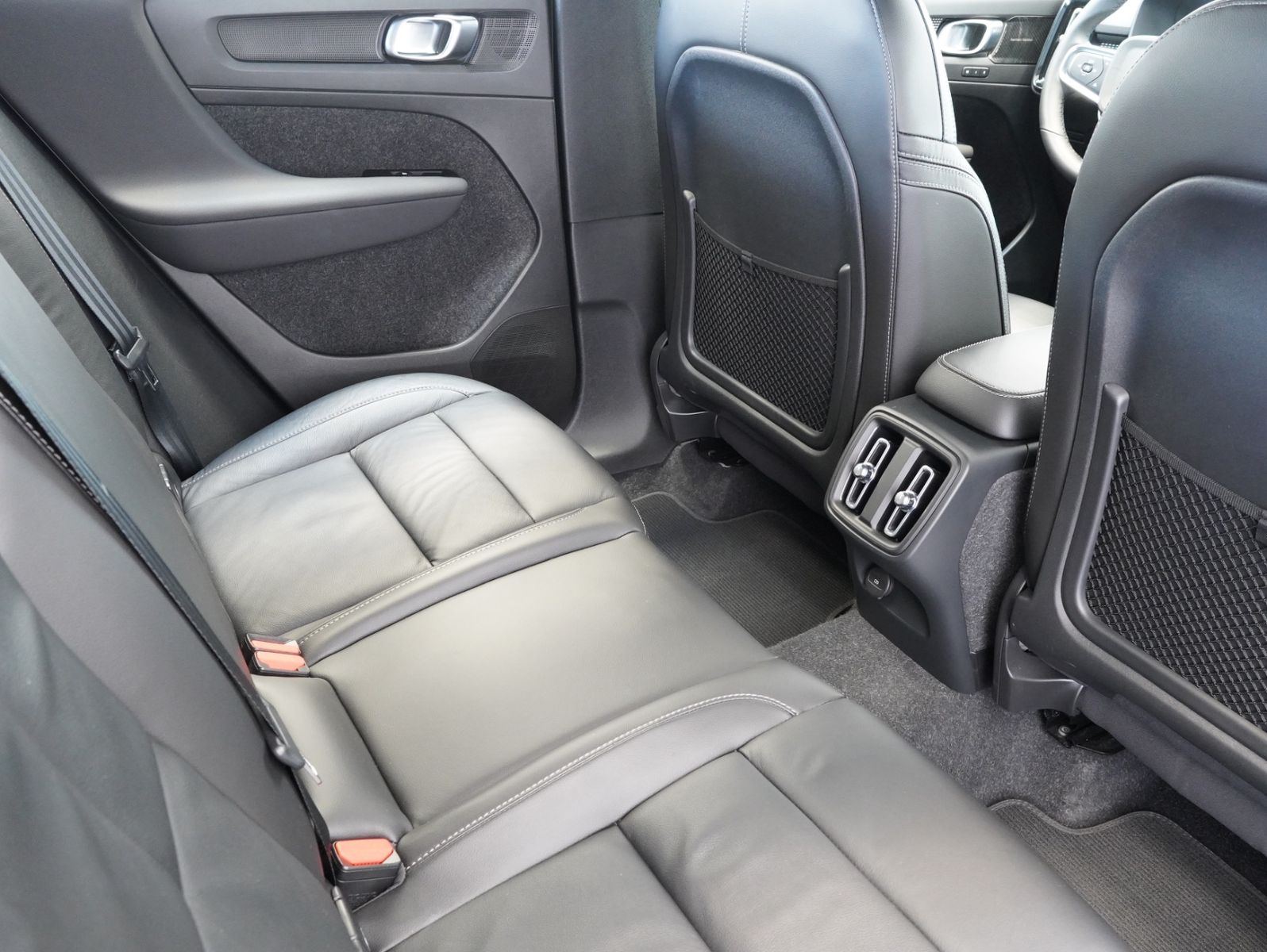 Fahrzeugabbildung Volvo XC40 B4 B R Design LED/NAVI/ACC/LEDER/360°
