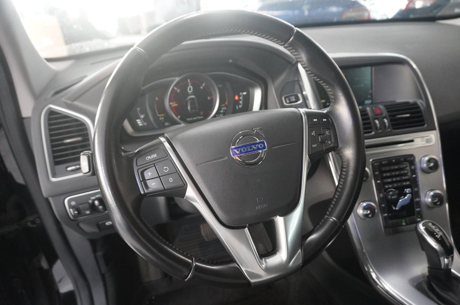 Fahrzeugabbildung Volvo XC 60 MOMENTUM 2WD NAVI/BI-XENON/SHZ/KAMERA/TEMP