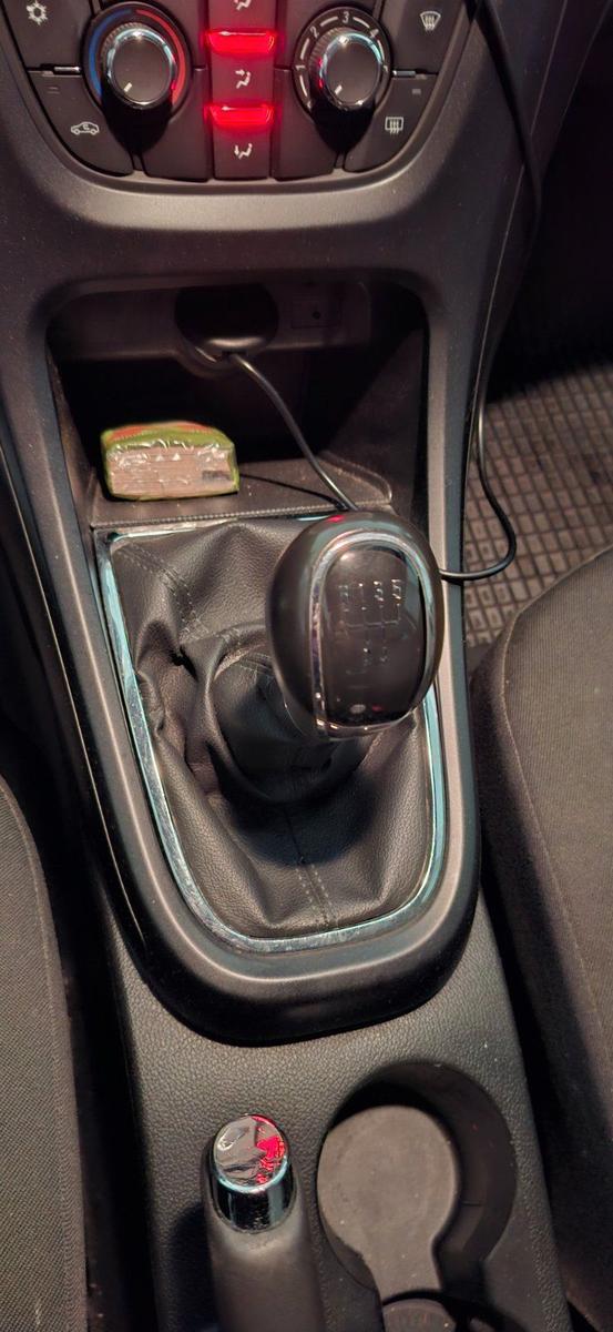 Opel Astra 2011 — photo 7