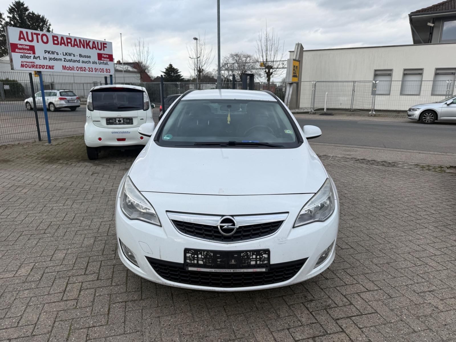 Opel Astra 2012 — interior