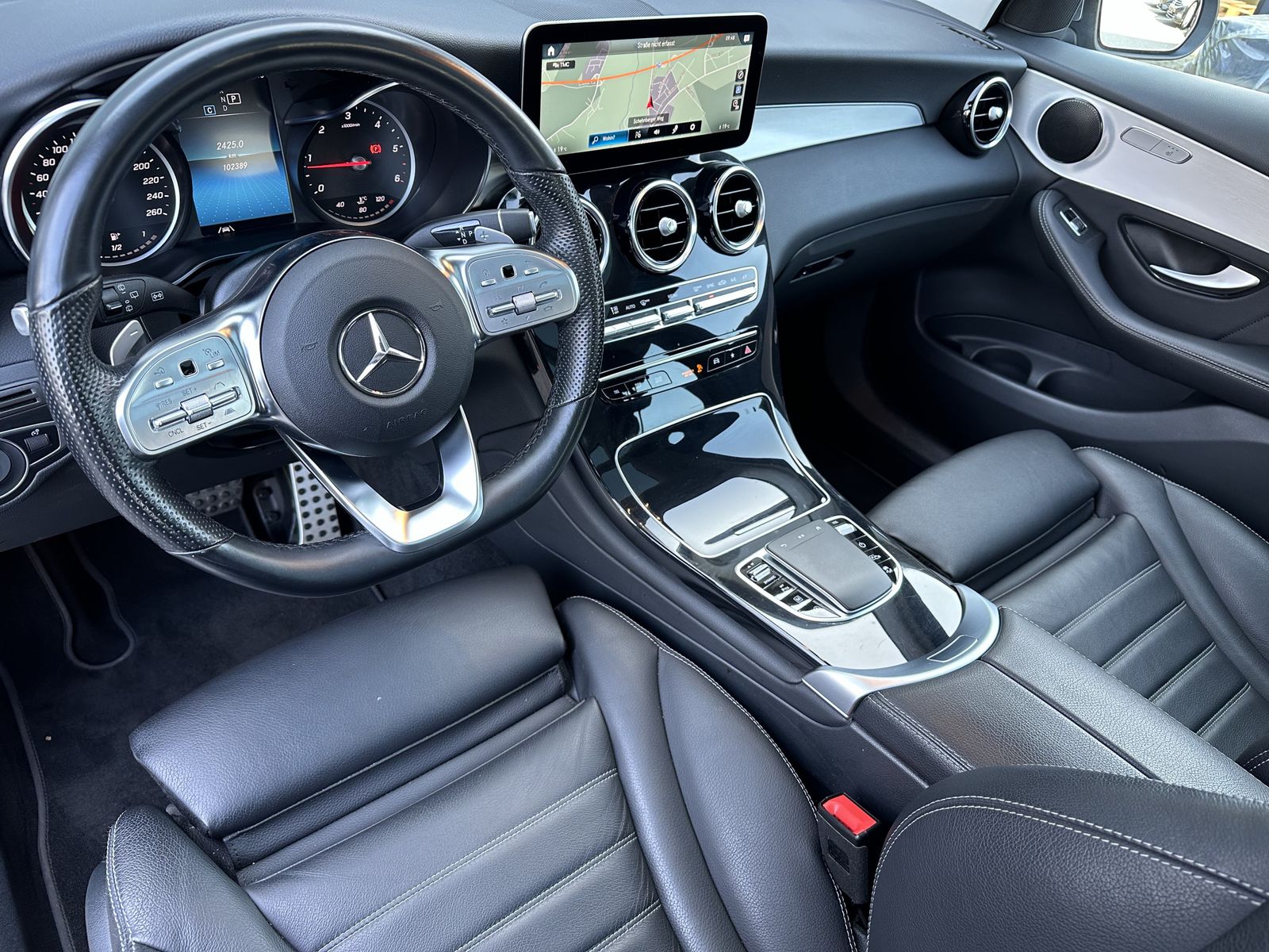 Fahrzeugabbildung Mercedes-Benz GLC 220d 4Matic AMG-Line NAV+LED+AHK+PANO+360°