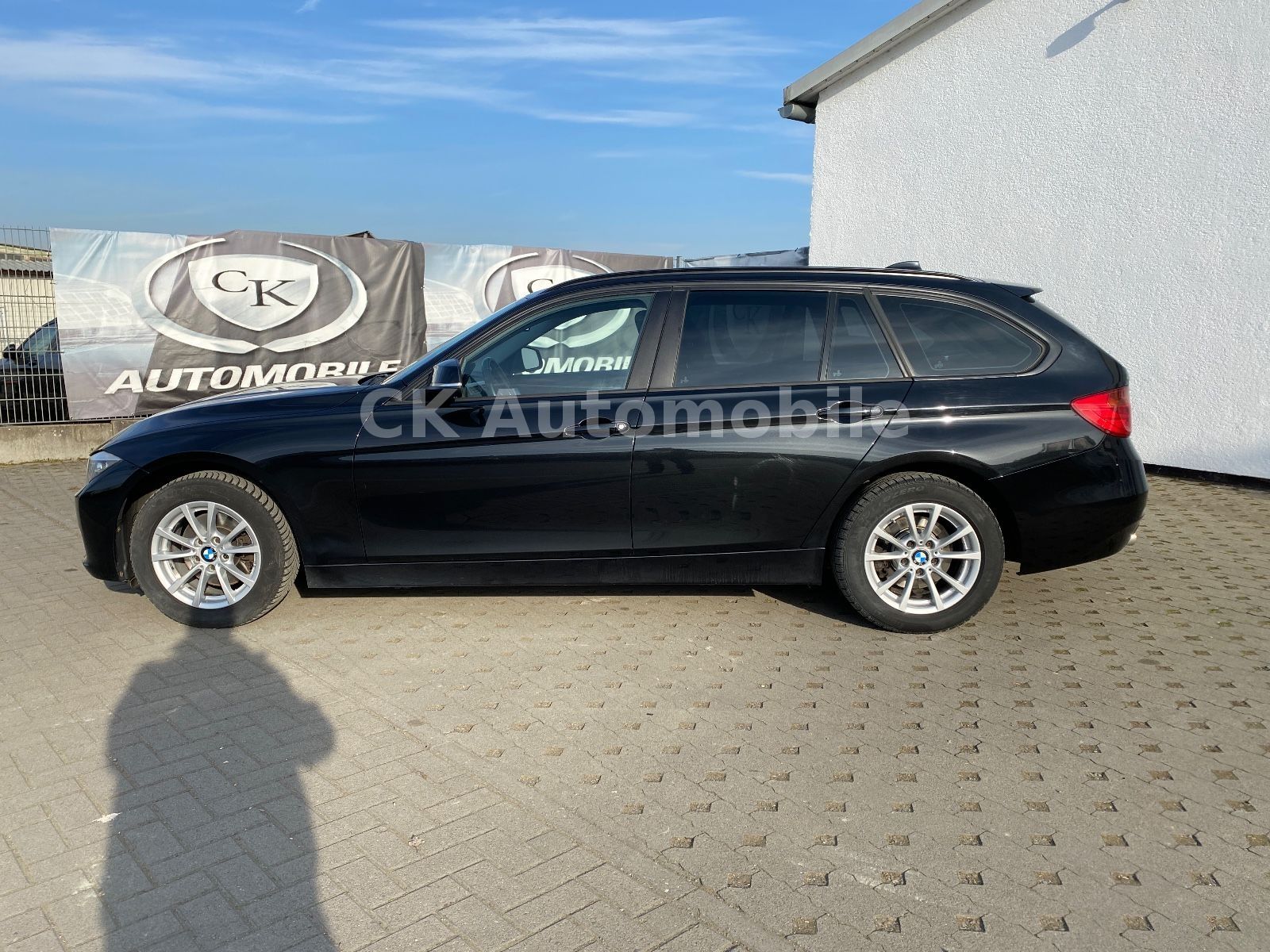 Fahrzeugabbildung BMW 320d Touring Automatik/Klima/Navi/Tempomat/PDC