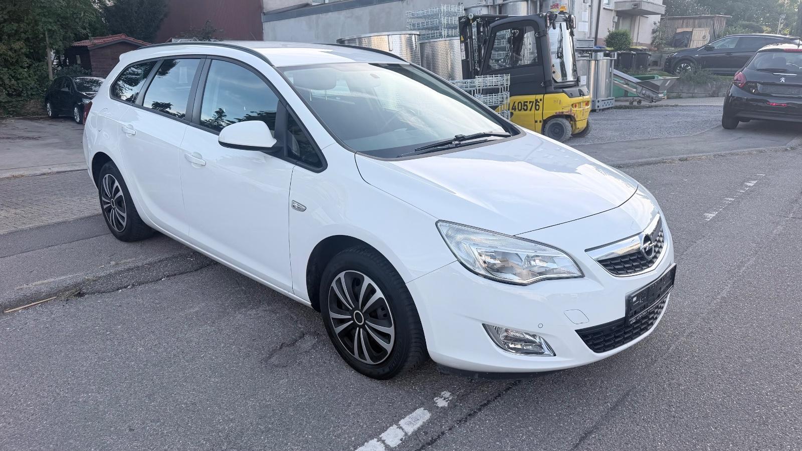 Opel Astra 2011 — photo 8