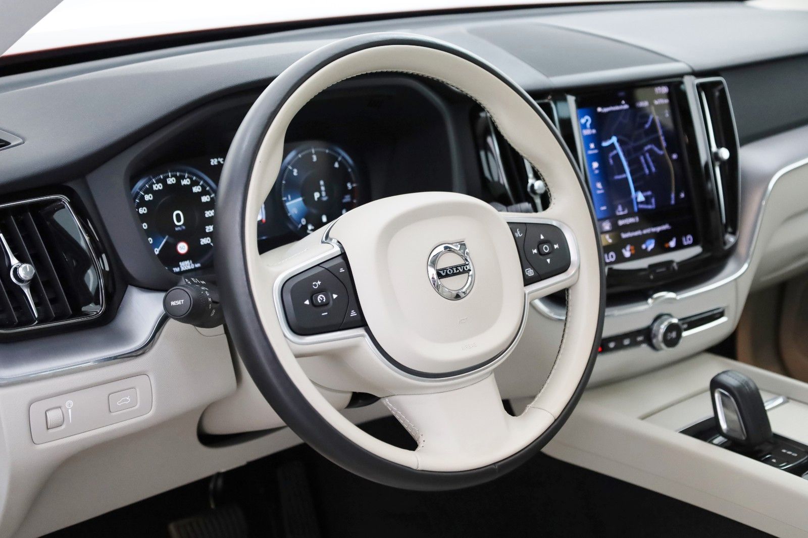 Fahrzeugabbildung Volvo XC60 Momentum Pro,Leder,Navi,LED,SH,Pano.,AHK+WR