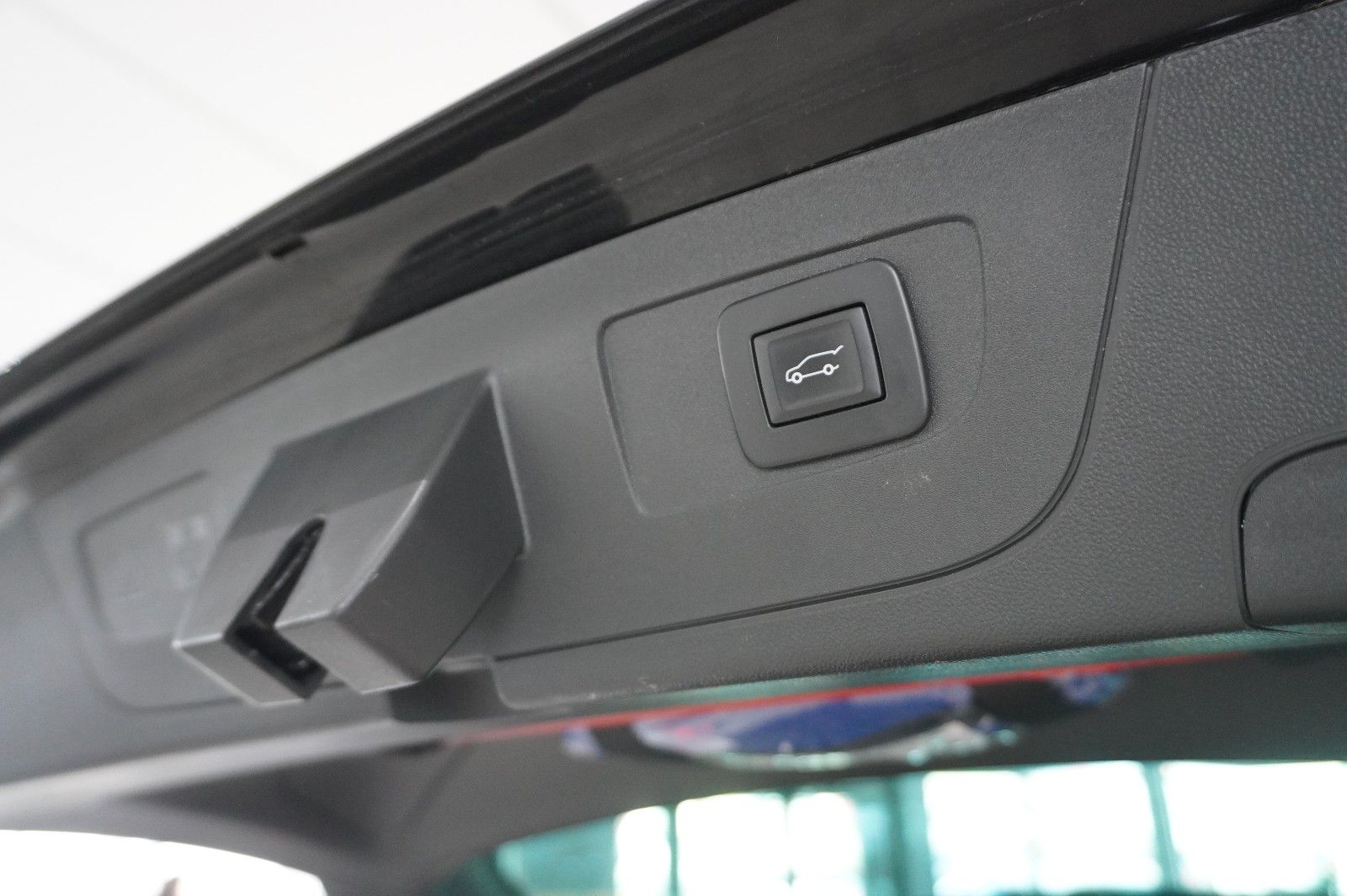 Fahrzeugabbildung Opel Insignia B ST 2.0D ELEGANCE 4X4 NAVI/HUD/BOSE/AH