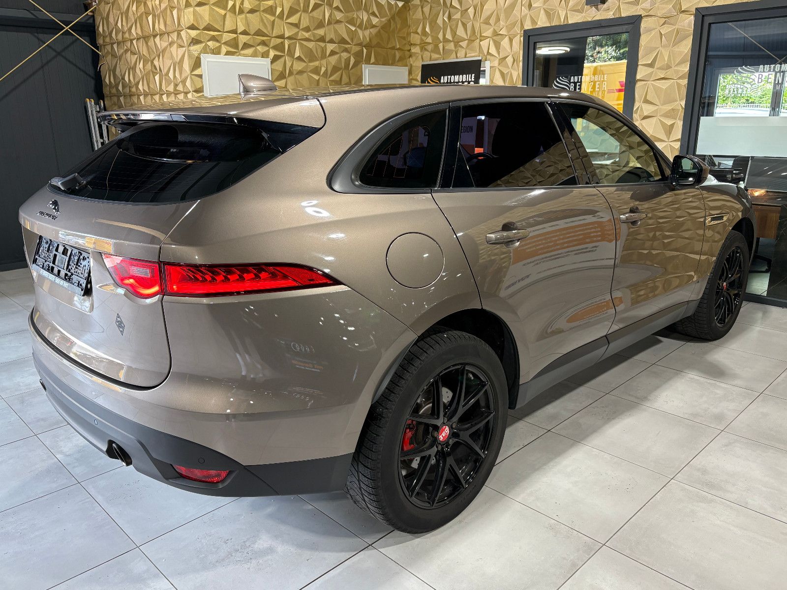 Fahrzeugabbildung Jaguar F-PACE Pure AWD/HEAD-UP/NAVI/PDC/SOUNDSYSTEM