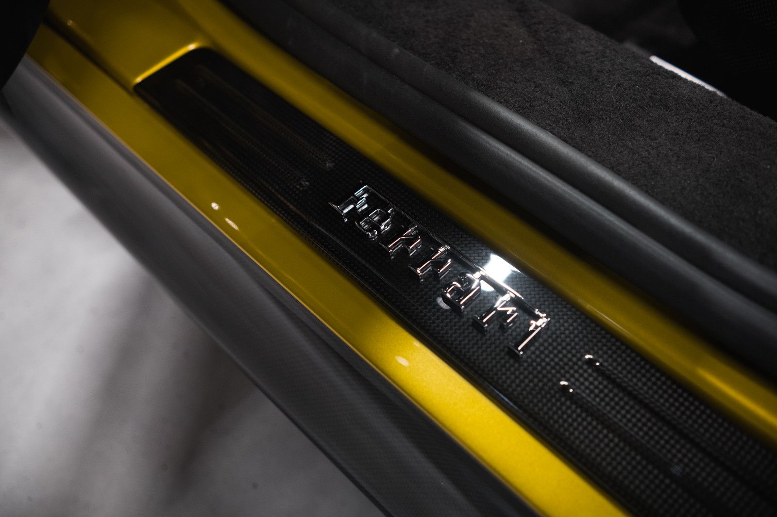 Fahrzeugabbildung Ferrari SF90 Spider-Giallo Montecarlo-Carbon