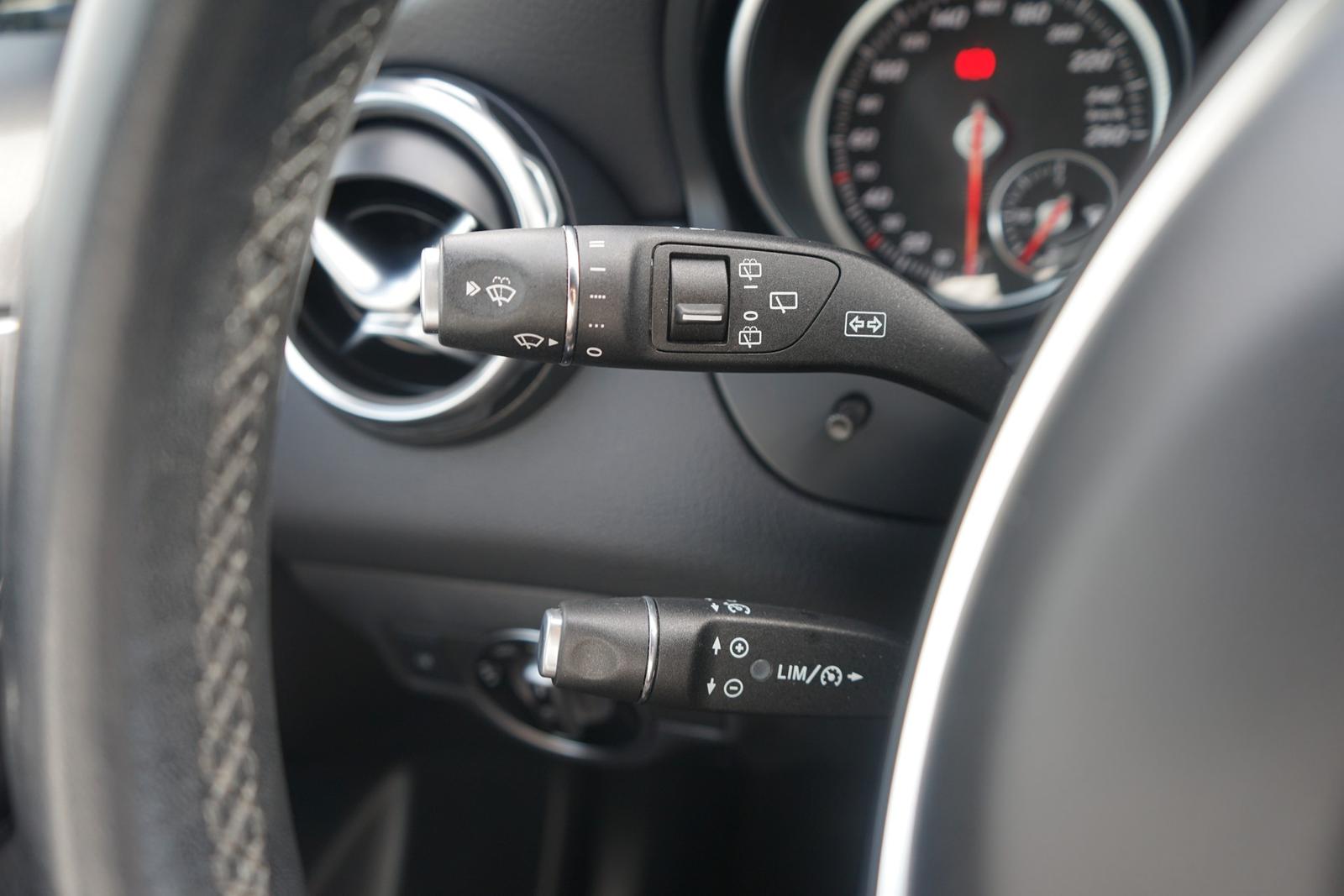Mercedes-Benz GLA 200 Style LED Navi Sitzheizung Teilleder AHK