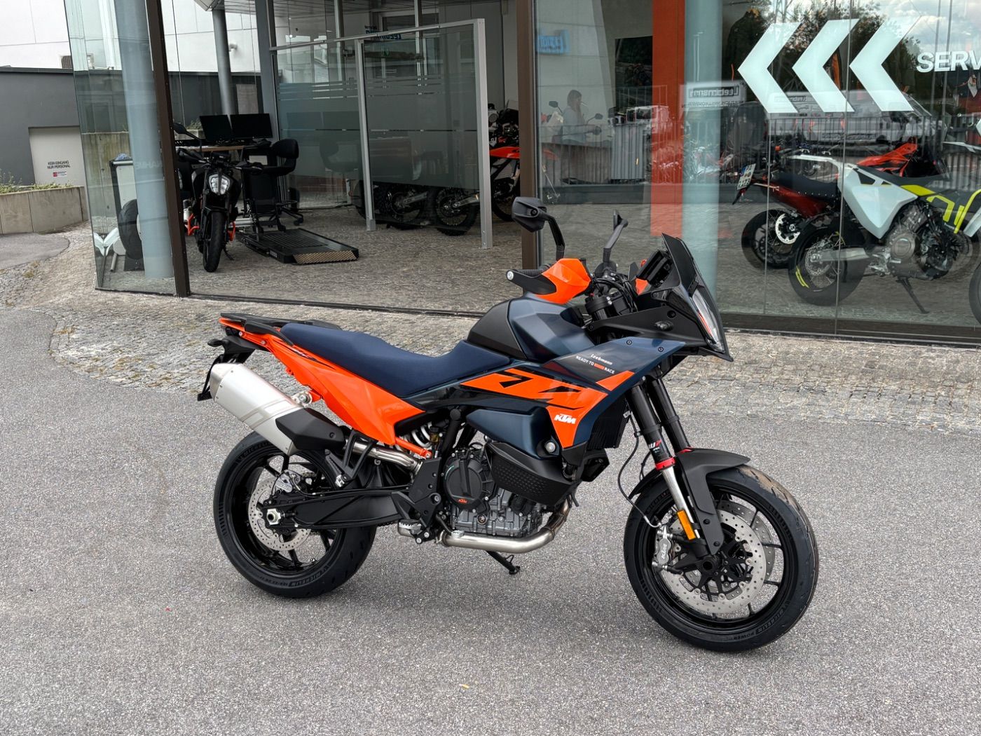 Fahrzeugabbildung KTM 890 SMT Modell 2026 4 Jahre Garantie