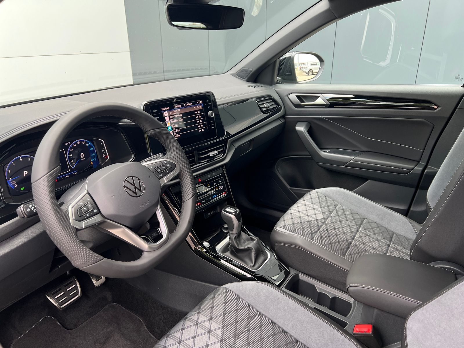 Fahrzeugabbildung Volkswagen T-Roc R-Line 1.5 TSI DSG *AHK, Pano, Black Style