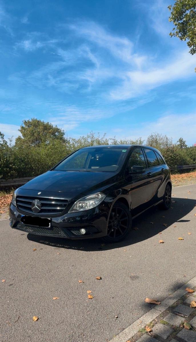 Mercedes-Benz B 180