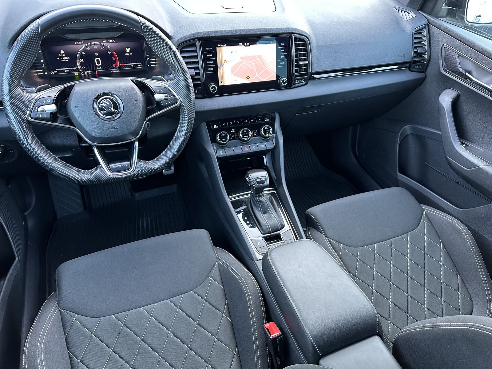 Fahrzeugabbildung SKODA Karoq 1.5 TSI DSG Sportline NAV+LED+AHK+VCOCK+PP