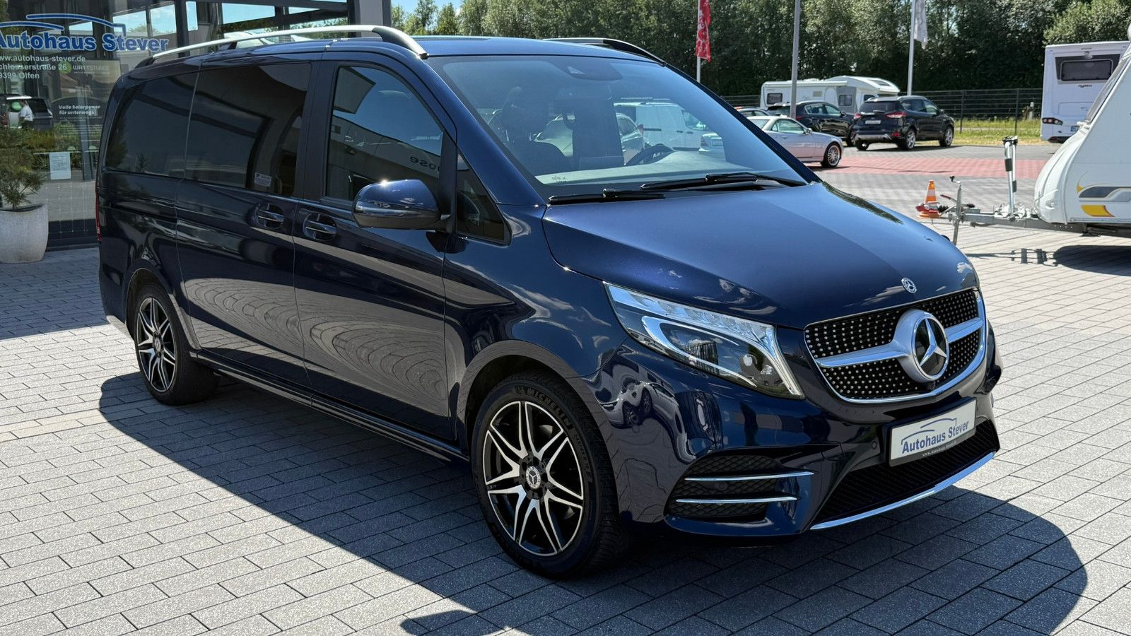 Fahrzeugabbildung Mercedes-Benz V 300d EDITION 4MATIC lang PANO AMG AHK 7-Sitzer