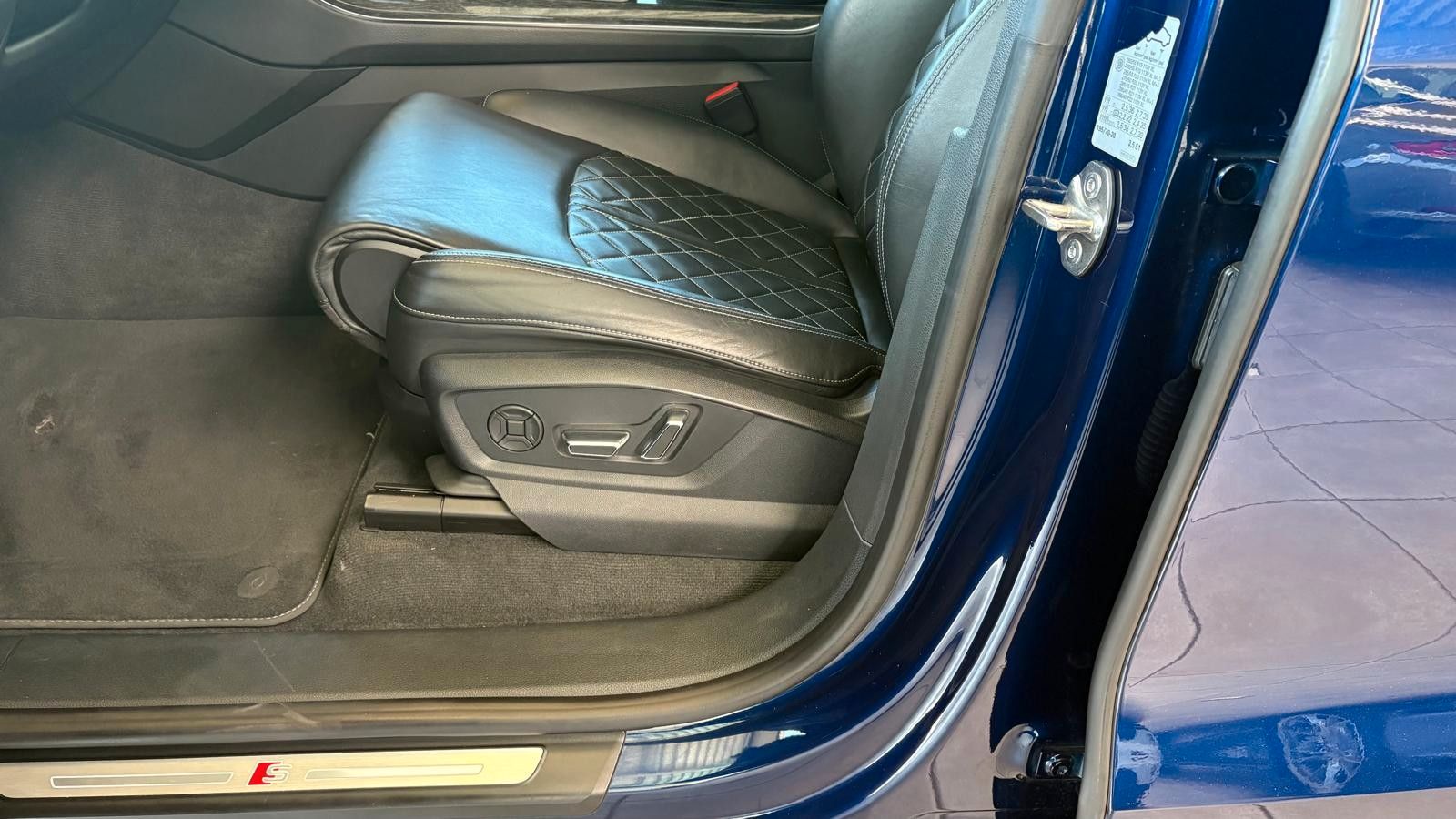 Fahrzeugabbildung Audi Q8 50 TDI s sitze raute, hud 22 zoll allradlenk