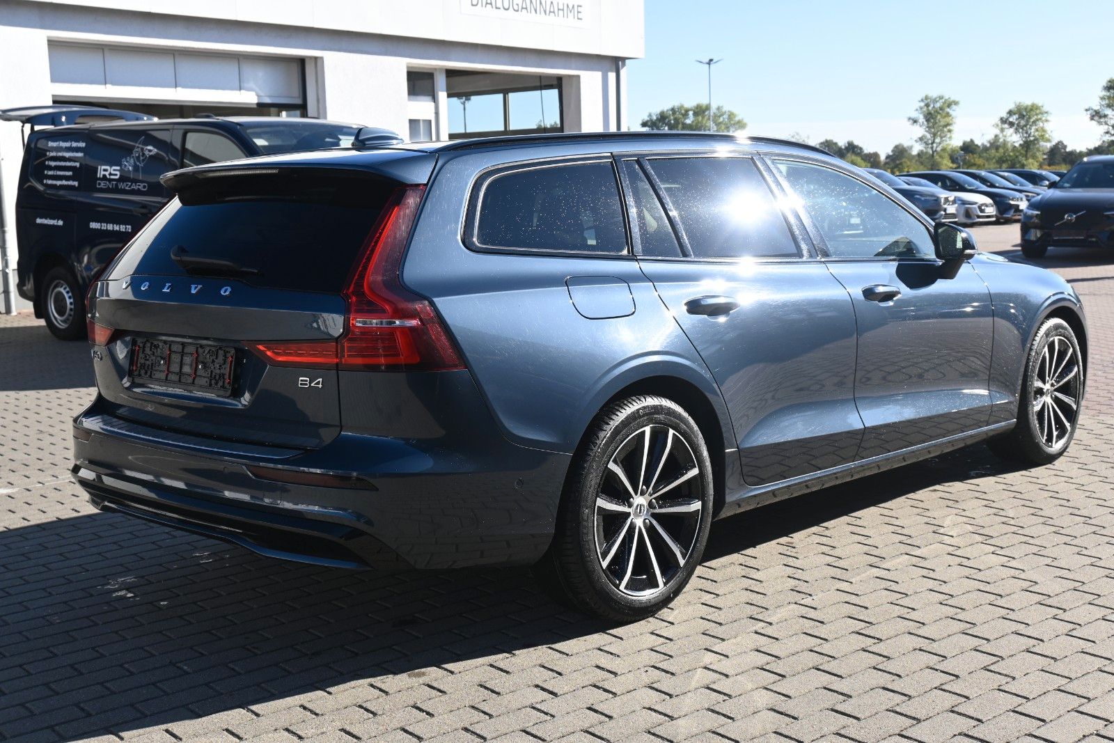 Fahrzeugabbildung Volvo V60 B4 Diesel Plus Dark*H&K*LED*360°*FSHZG*ACC