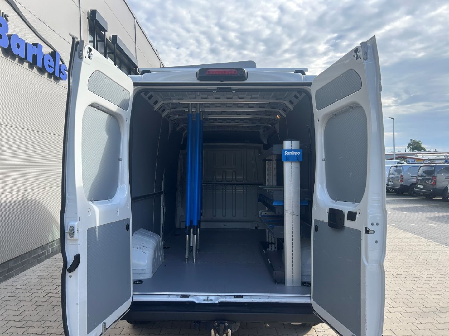 Fahrzeugabbildung Fiat Ducato Maxi Grossr.-Kasten 35 180 L4H2 Sortimo,2