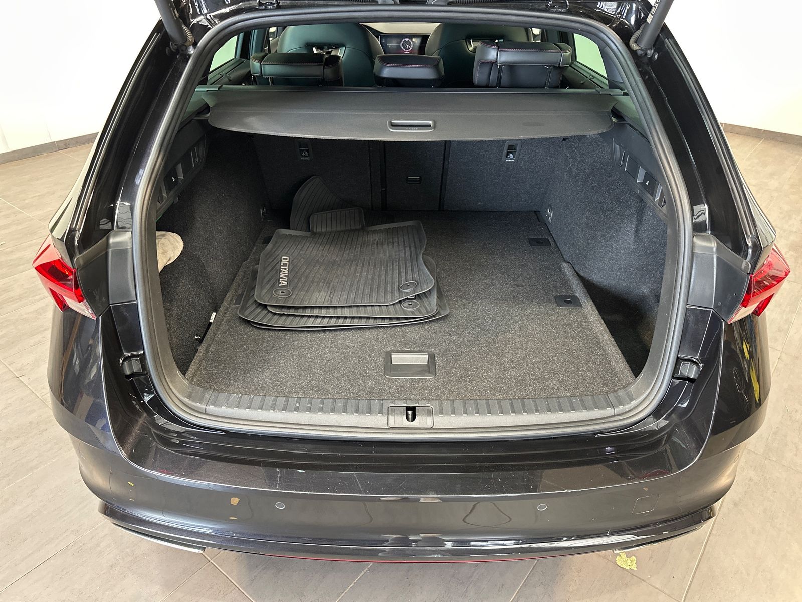 Fahrzeugabbildung SKODA Octavia Combi 2.0 TDI DSG RS Plus 4x4 NAV+MATRIX