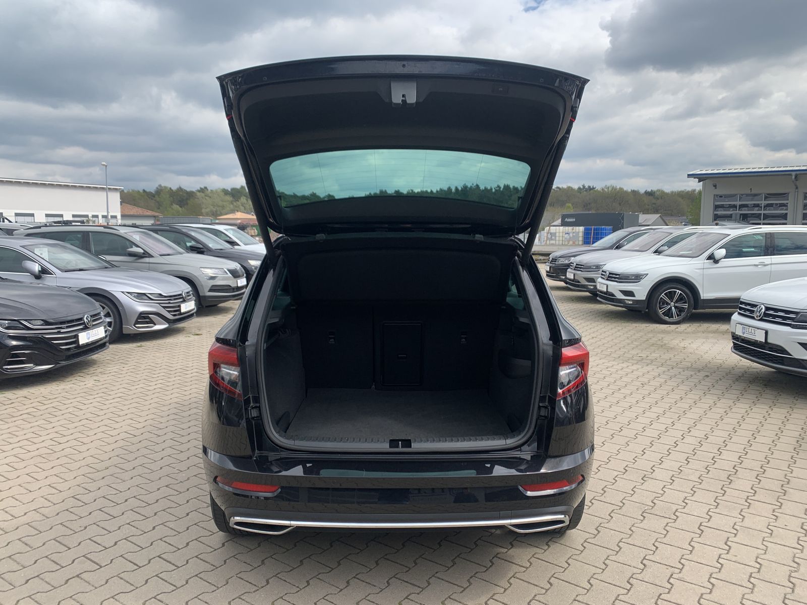 Fahrzeugabbildung SKODA Karoq 2.0 TDI*Sportline*4x4*AHK*Pano*Cam*CANTON*