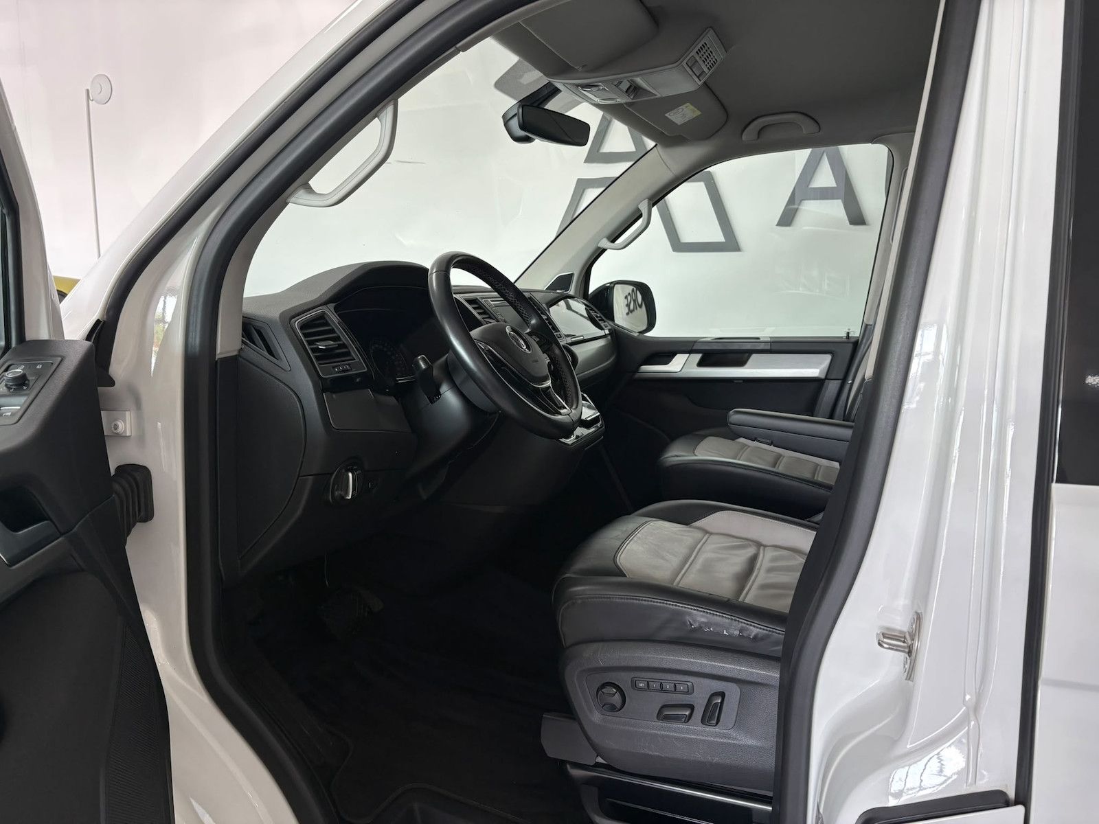 Volkswagen T6 Multivan EDITION LEDER AHK STHZG CAM DYN LED foto 7