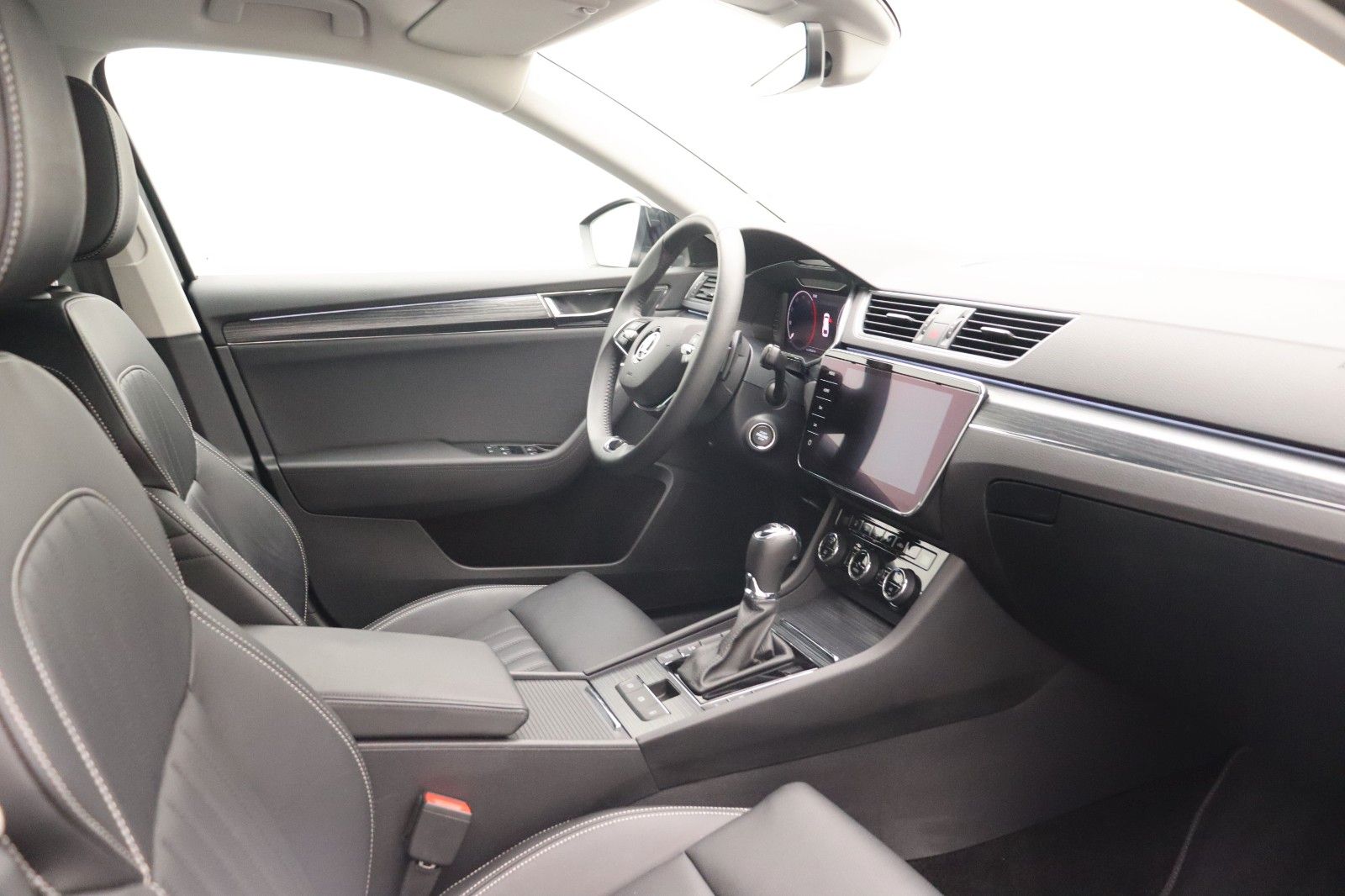 Fahrzeugabbildung SKODA Superb Combi 2.0 TDI Premium Edition Standheiz.