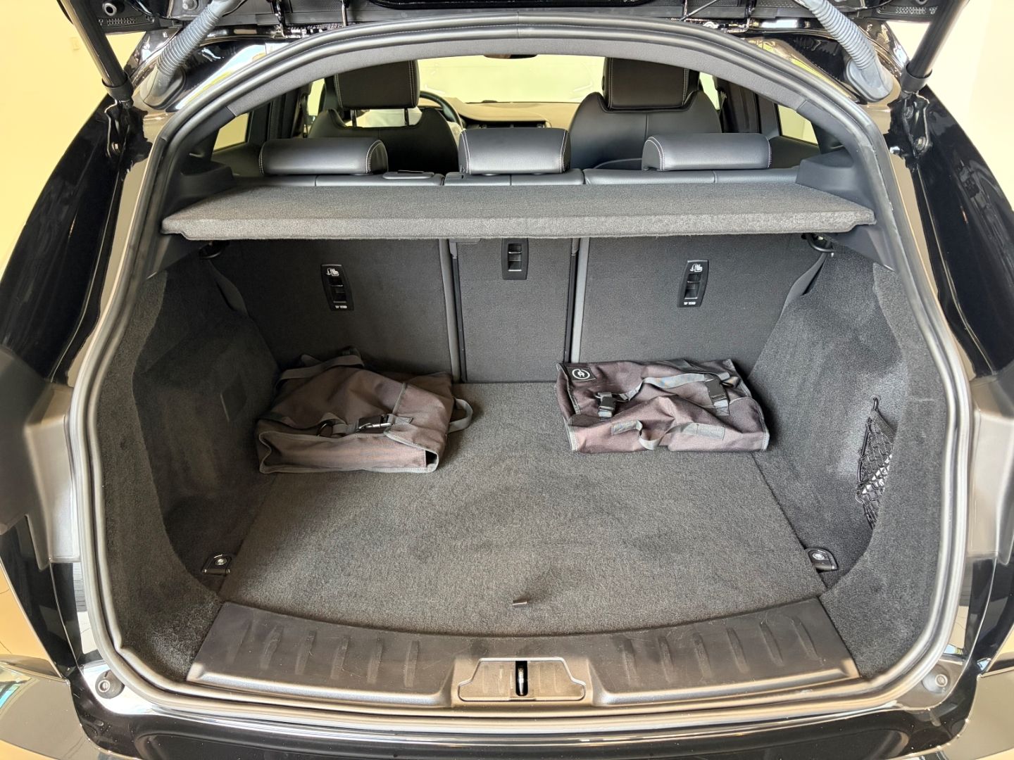 Fahrzeugabbildung Jaguar E-Pace R-Dynamic SE P300ePlug-In Hybrid Panorama