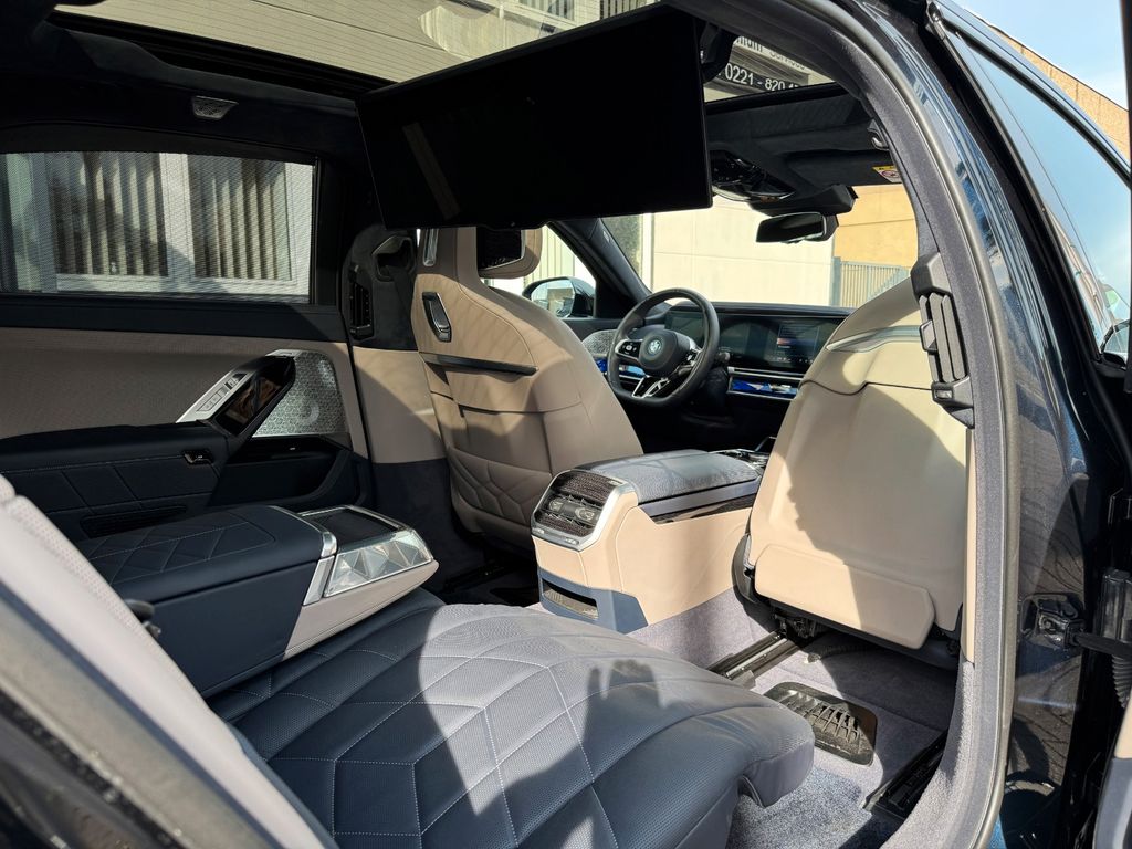 BMW i7