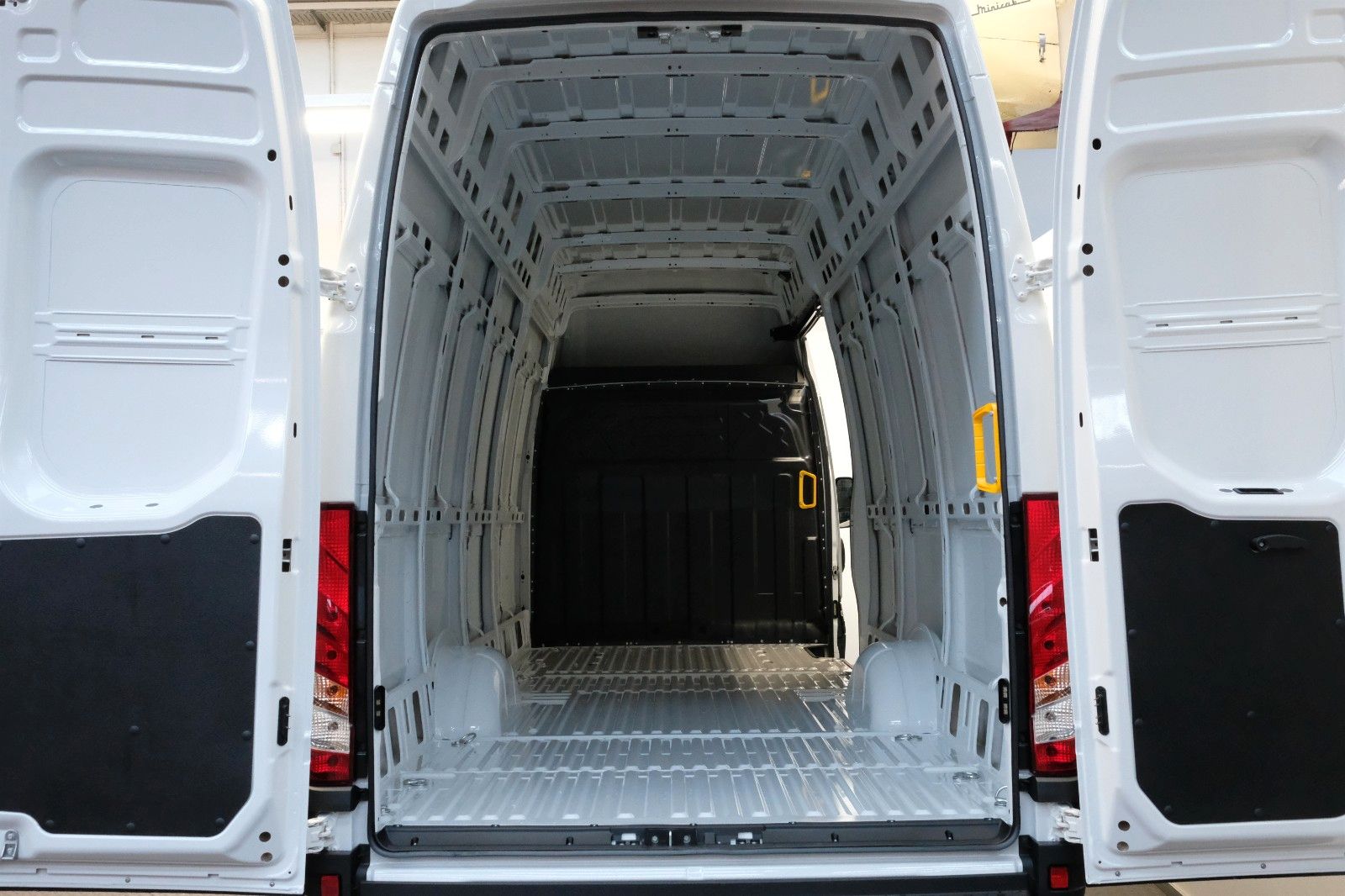 Fahrzeugabbildung Iveco Daily 35S18HA8V H3 AUTOMATIK+AHK+KAMERA RS4100