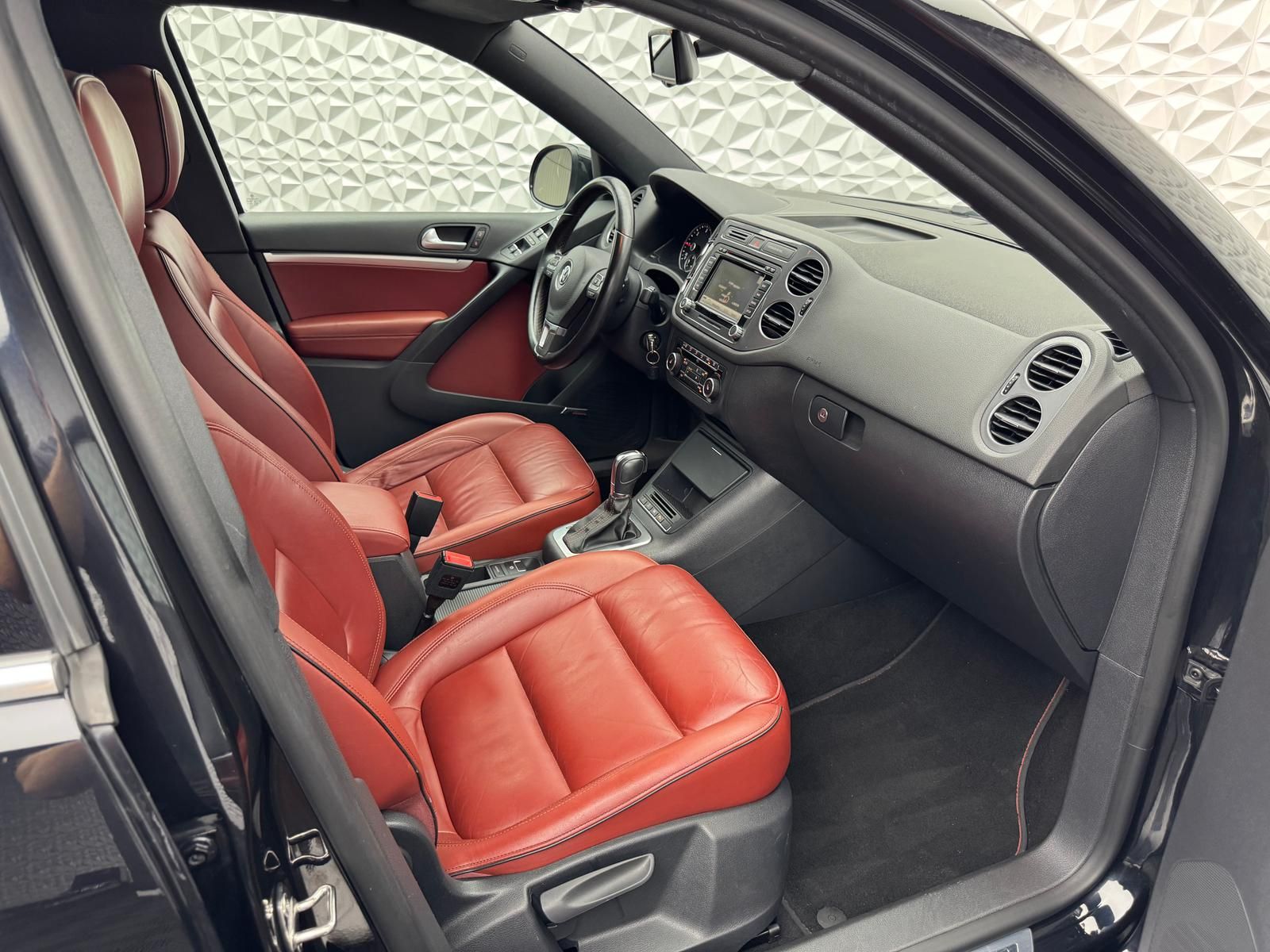 Fahrzeugabbildung Volkswagen TIGUAN 2.0 TDI R-LINE/4MOTION/STHZ/AHK/PANO/DYNA