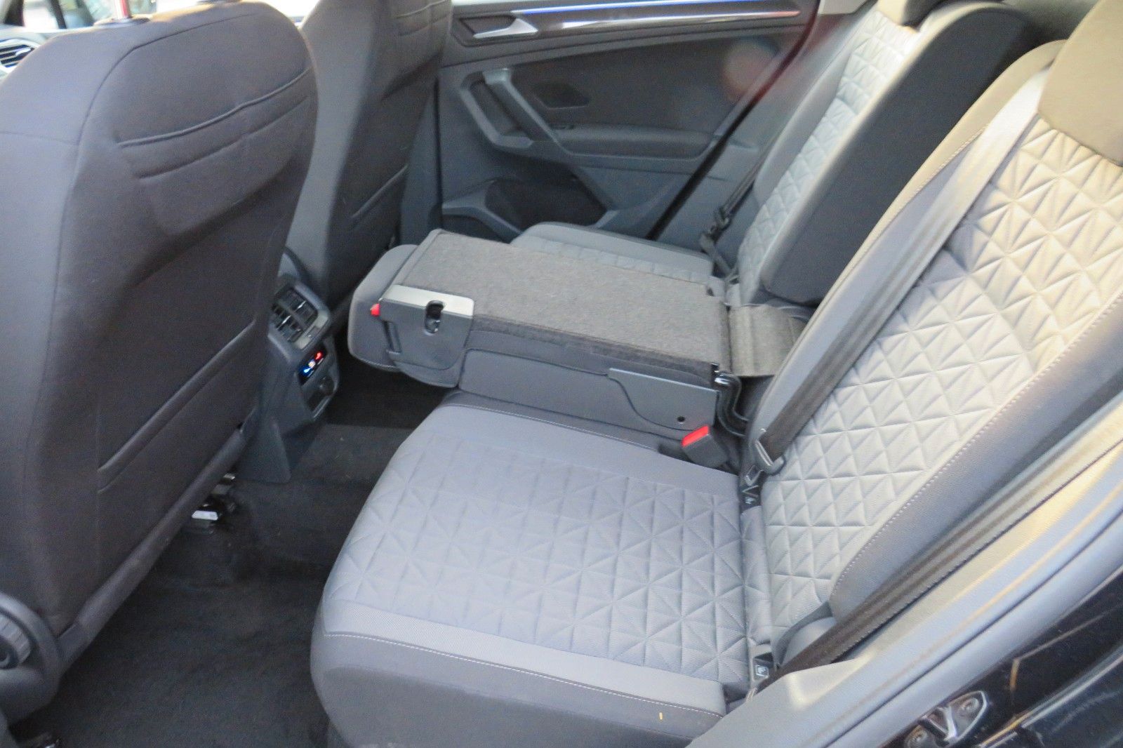 Fahrzeugabbildung Volkswagen Tiguan Life TDI DSG AHK NAVI KAMERA LED ACC GJ