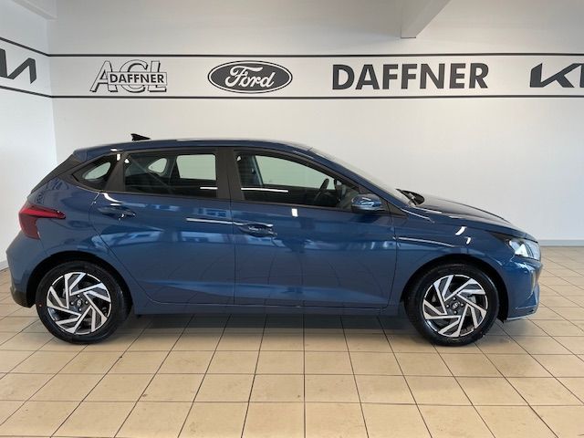 Fahrzeugabbildung Hyundai i20 Trend VerkehrszeichenERK Kamera Navi DAB