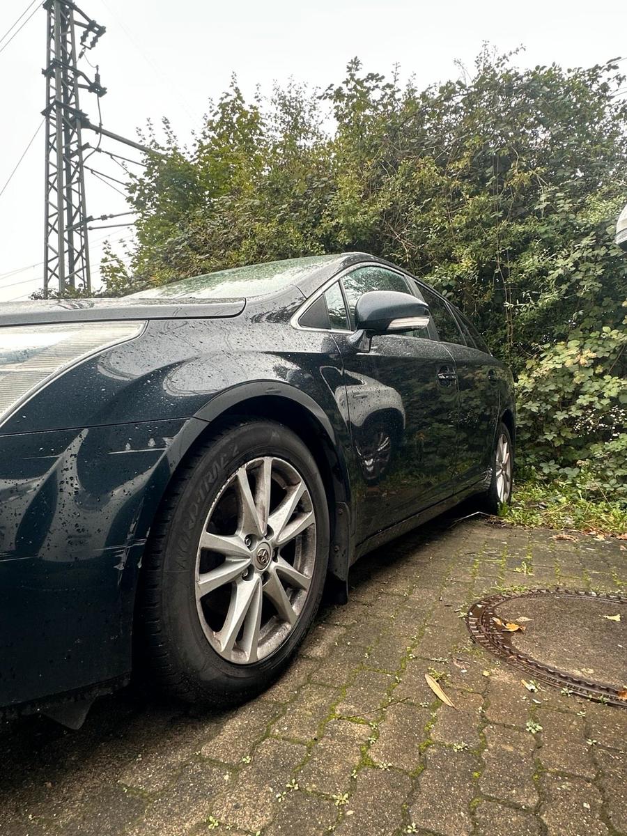 Toyota Avensis 2011 — engine 140 HP (103kW)