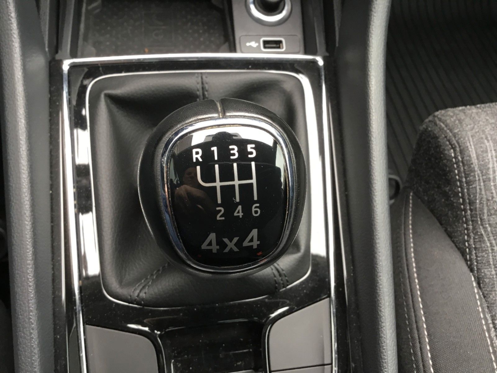 Fahrzeugabbildung SKODA Karoq 2.0 TDI Style 4x4+LED+AHK+18"+Navi