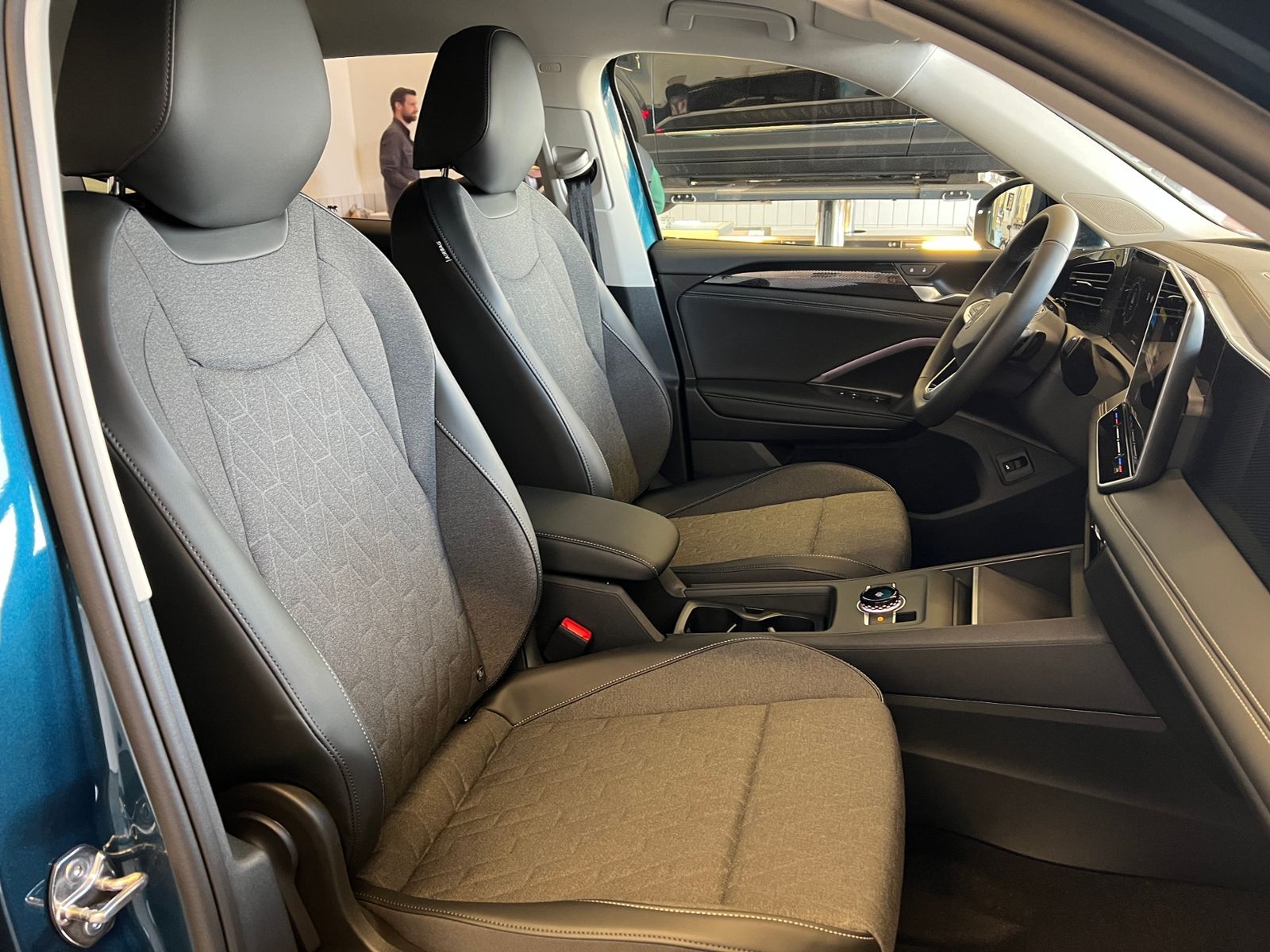 Fahrzeugabbildung Volkswagen Tiguan Life 2.0 TDI DSG *AHK, LED, Kamera, 18''-