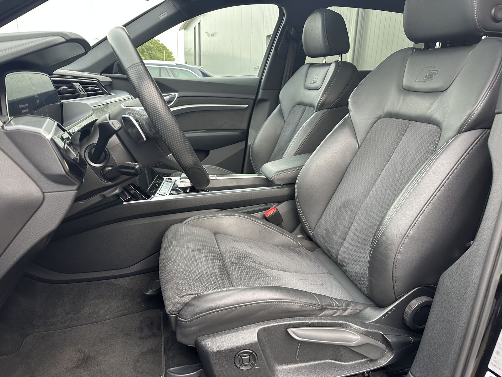 Fahrzeugabbildung Audi e-tron 55 S-Line NAV+LED+PANO+AHK+LUFTFEDERUNG