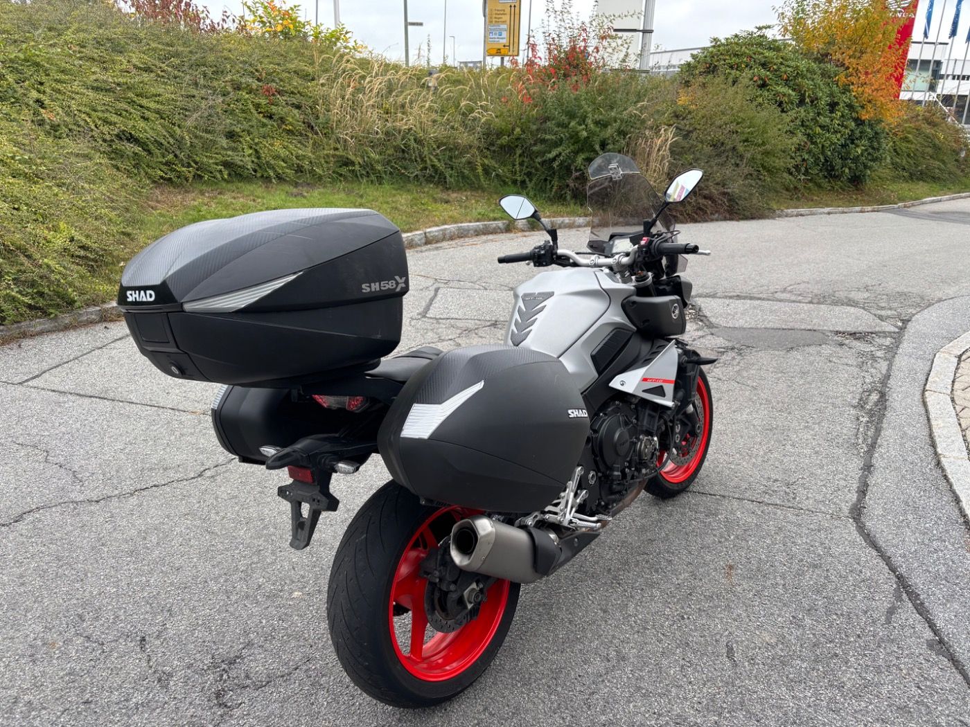 Fahrzeugabbildung Yamaha MT 10 Topcase, Seitenkoffer