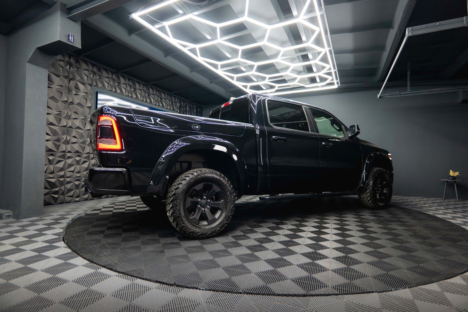 Fahrzeugabbildung Dodge RAM 5.7 V8 HEMI 4x4 REBEL LIMITED RamBox ACC 19%