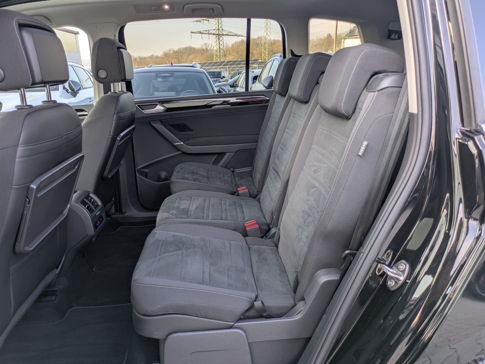 Fahrzeugabbildung Volkswagen Touran 2.0 DSG R-Line High. Pano 7-Si IQ.Dri AHK