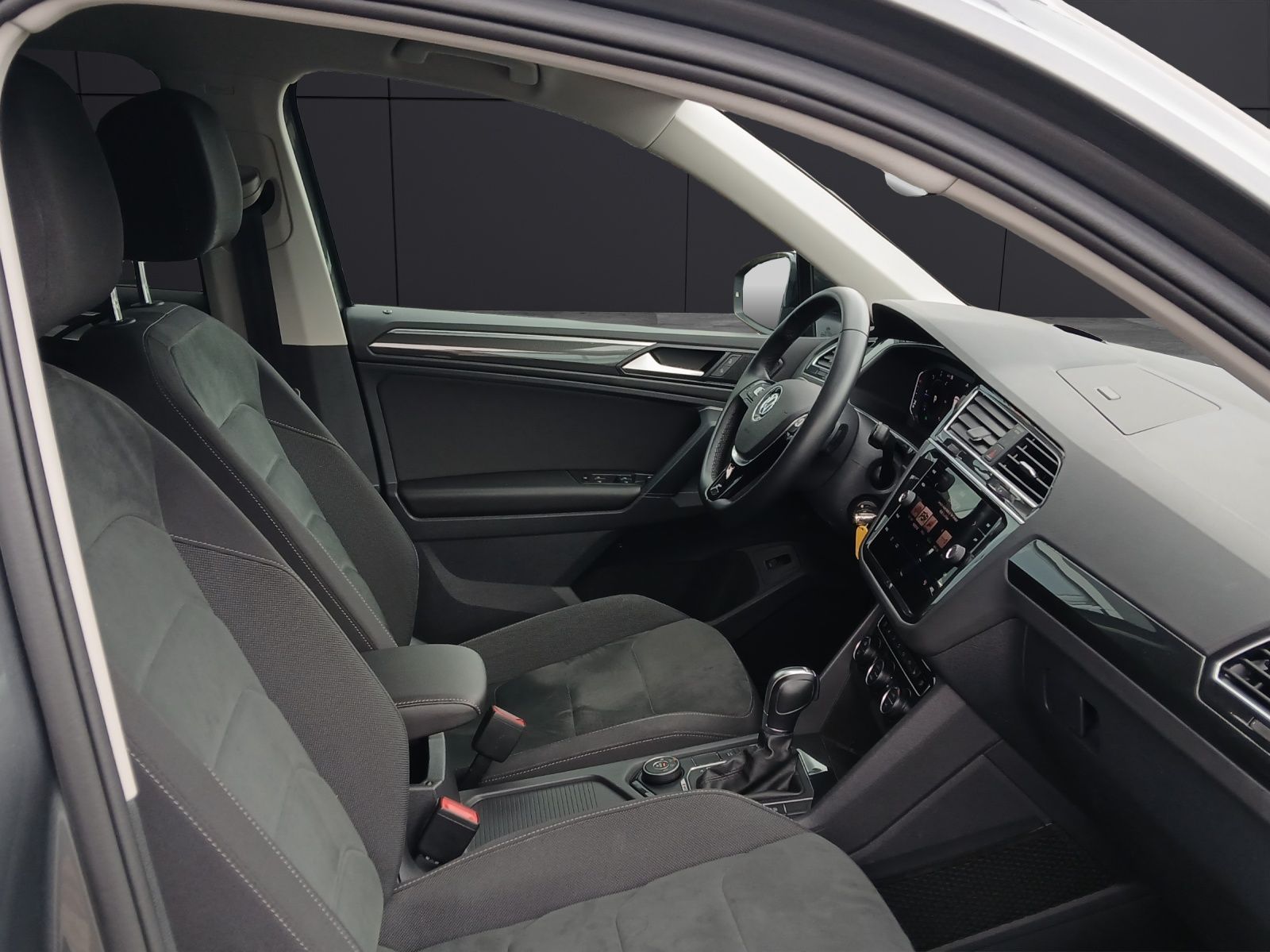 Fahrzeugabbildung Volkswagen Tiguan TDI Highline DSG 4M R-Line LED AHK Navi A