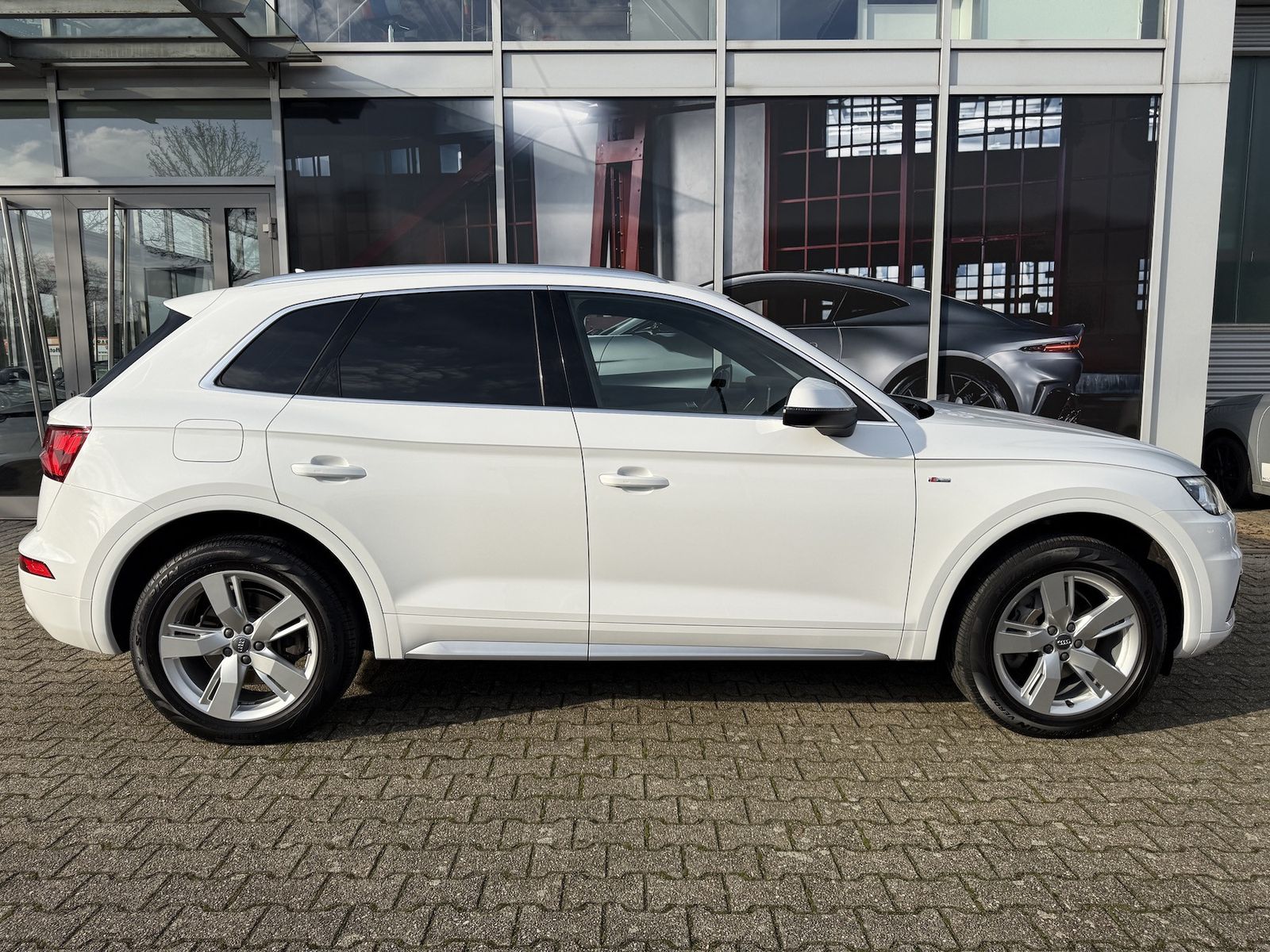 Fahrzeugabbildung Audi Q5 40 TDI qu. Sport S-LINE|NAVI|R-KAMERA|PANO