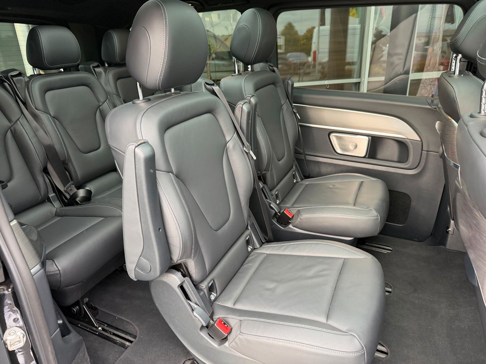 Fahrzeugabbildung Mercedes-Benz V 300 d 4MATIC EXCLUSIVE AMG Panorama Standheiz