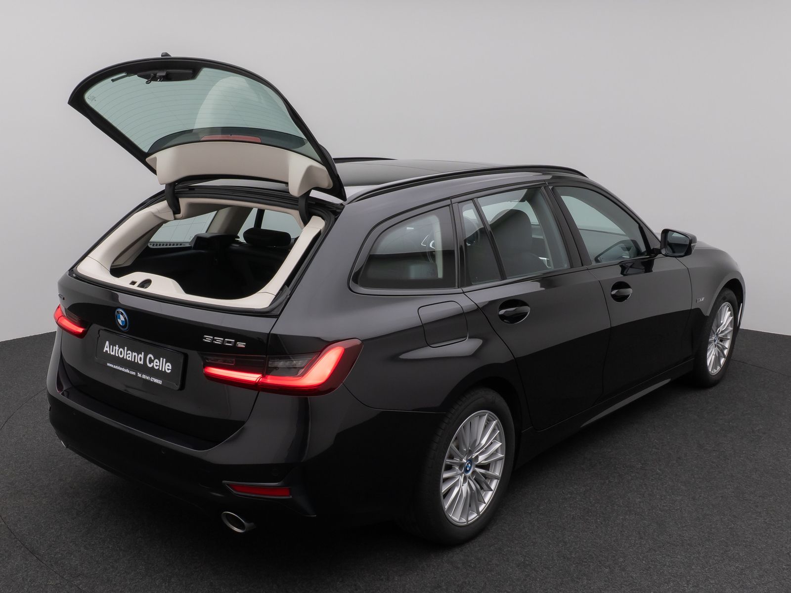 Fahrzeugabbildung BMW 330e xD SportLine Panorama Laser HUD DAB Komfort