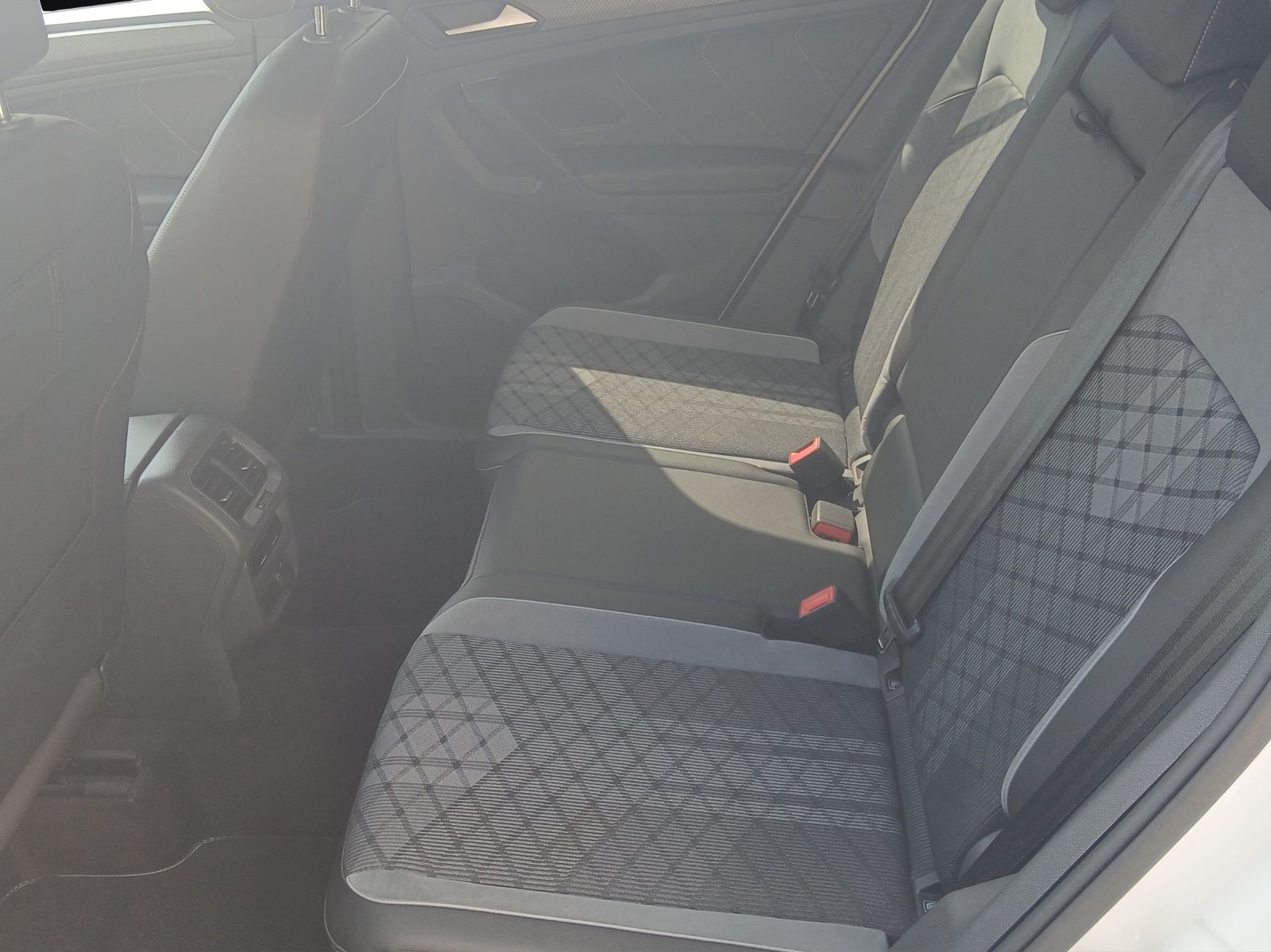 Fahrzeugabbildung Volkswagen Tiguan TDI R-Line DSG 4M Matrix AHK Navi AID ACC