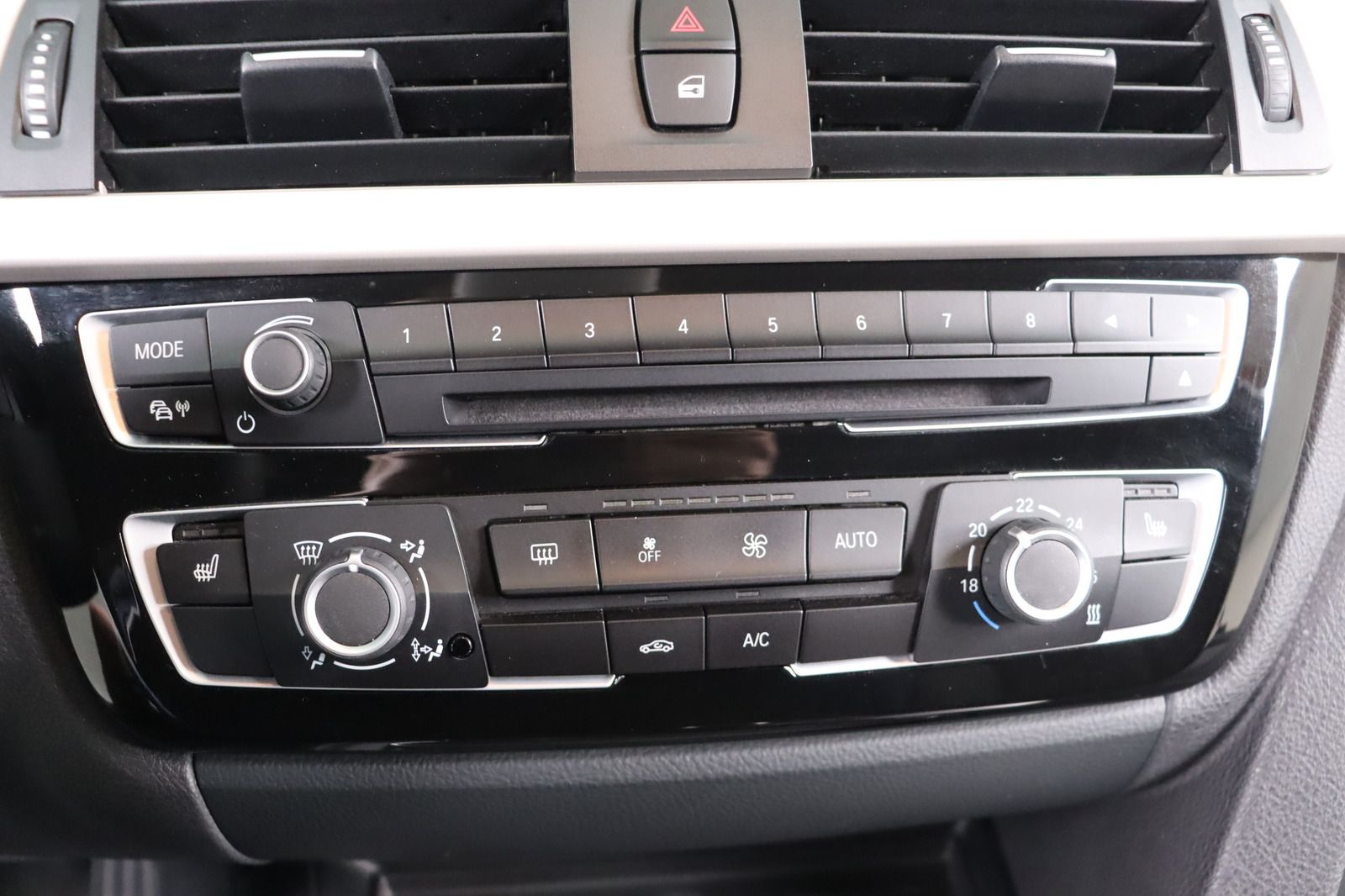 Fahrzeugabbildung BMW 320 i Advantage * LED * 1.Hand * Service neu Tou