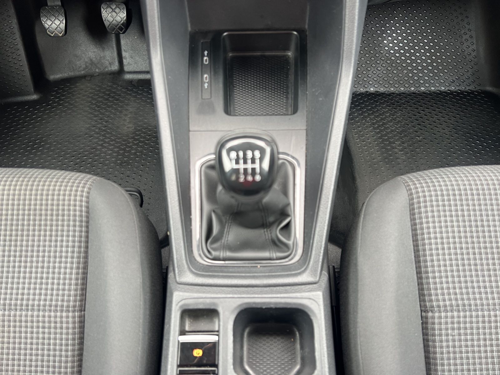 Fahrzeugabbildung Volkswagen Caddy Kombi TDI Maxi Basis 7-Si AHK GRA PDC