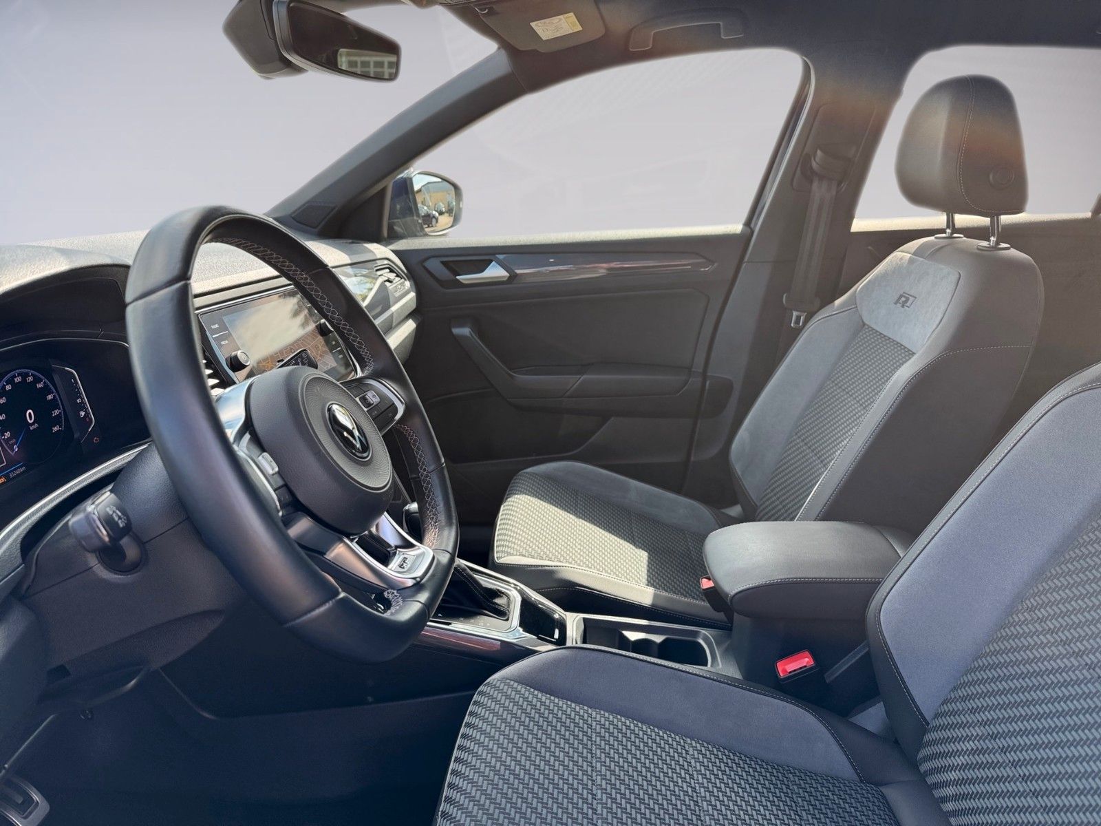 Fahrzeugabbildung Volkswagen T-Roc Sport R-Line 1.5 TSI