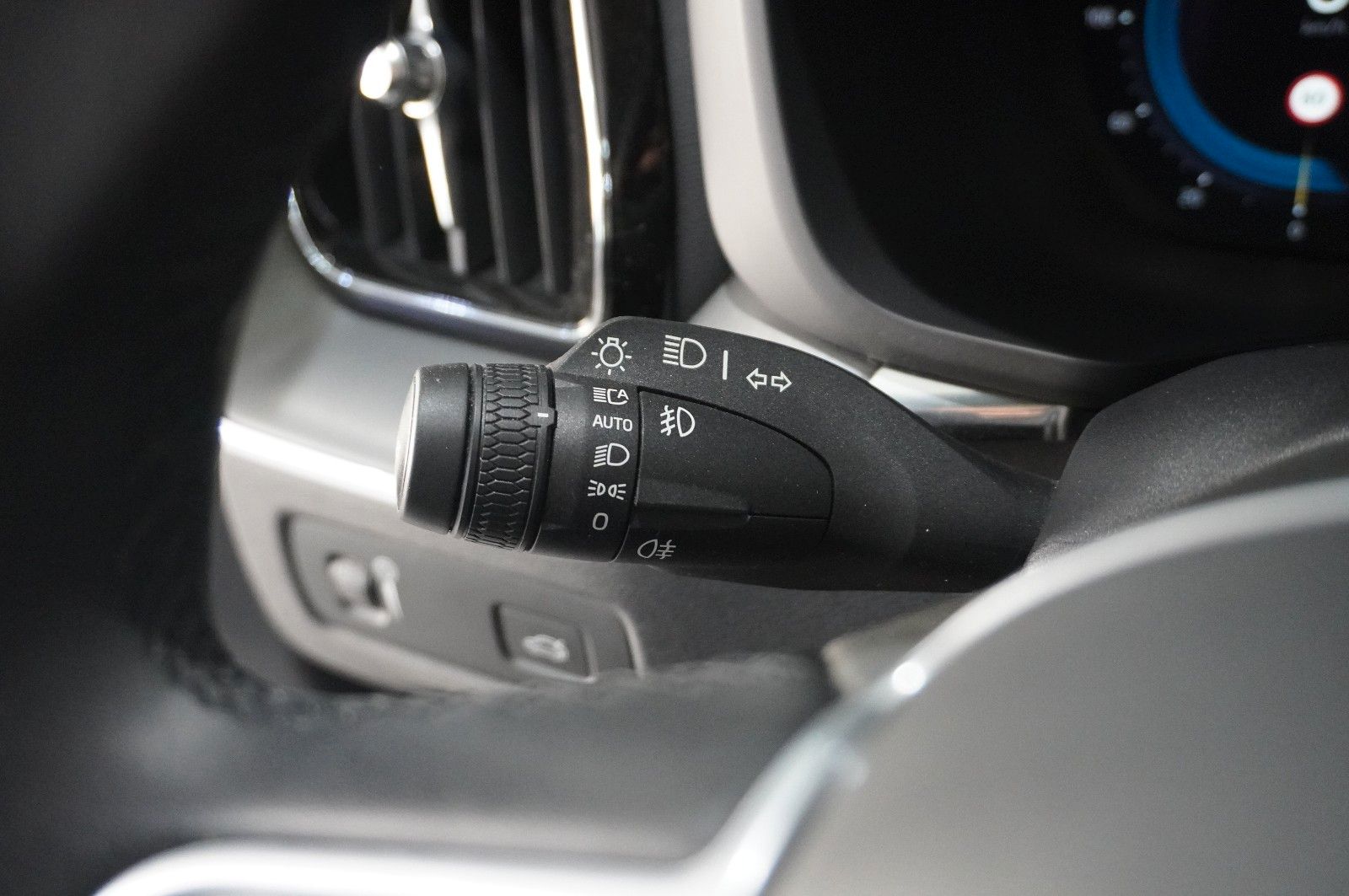 Fahrzeugabbildung Volvo XC 60 MOMENTUM PRO 2WD NAVI/LED/360°/VIRT./AHK